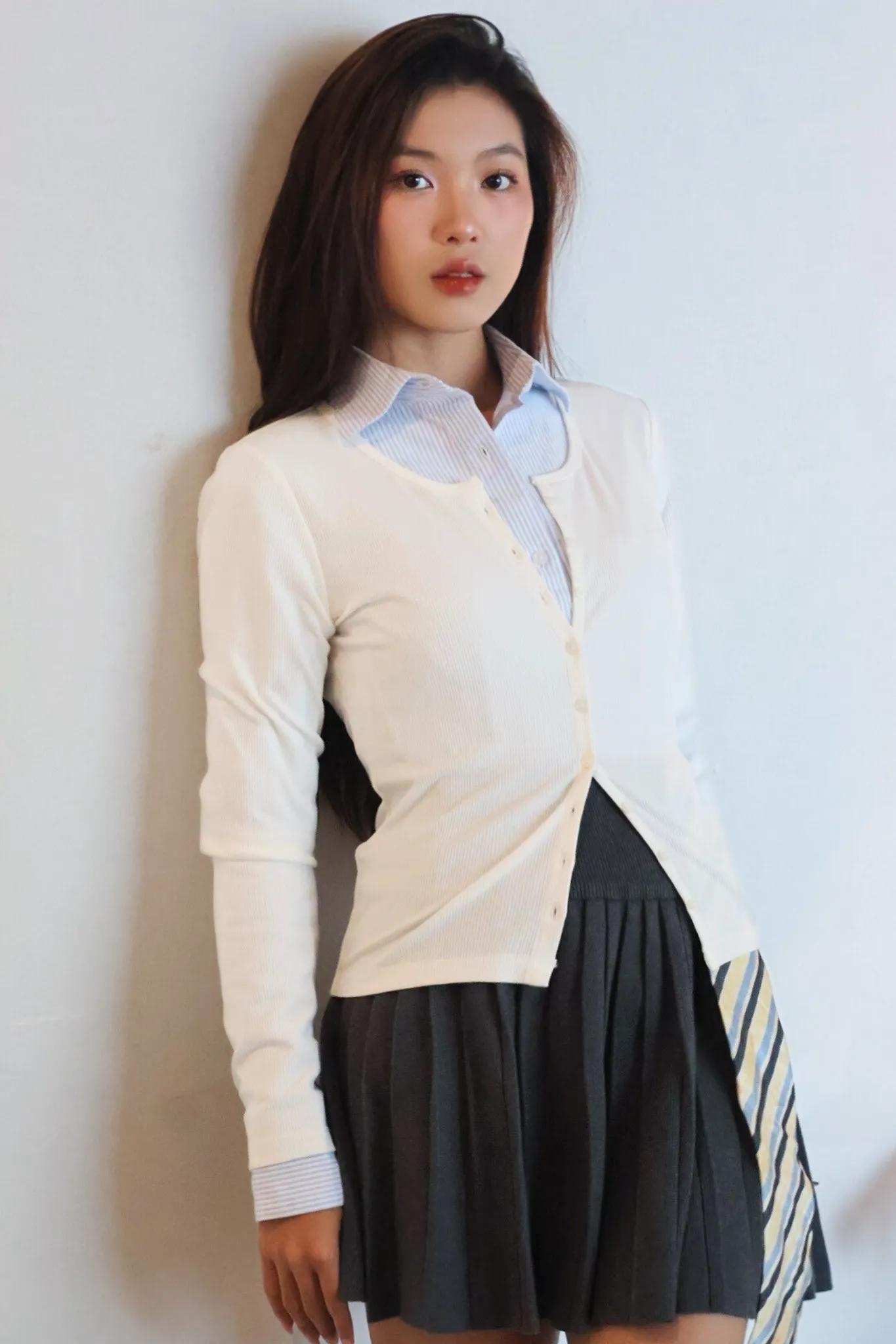 Sành điệu cùng chân váy xếp ly và áo khoác cardigan trắng khoác ngoài khi dạo Tết