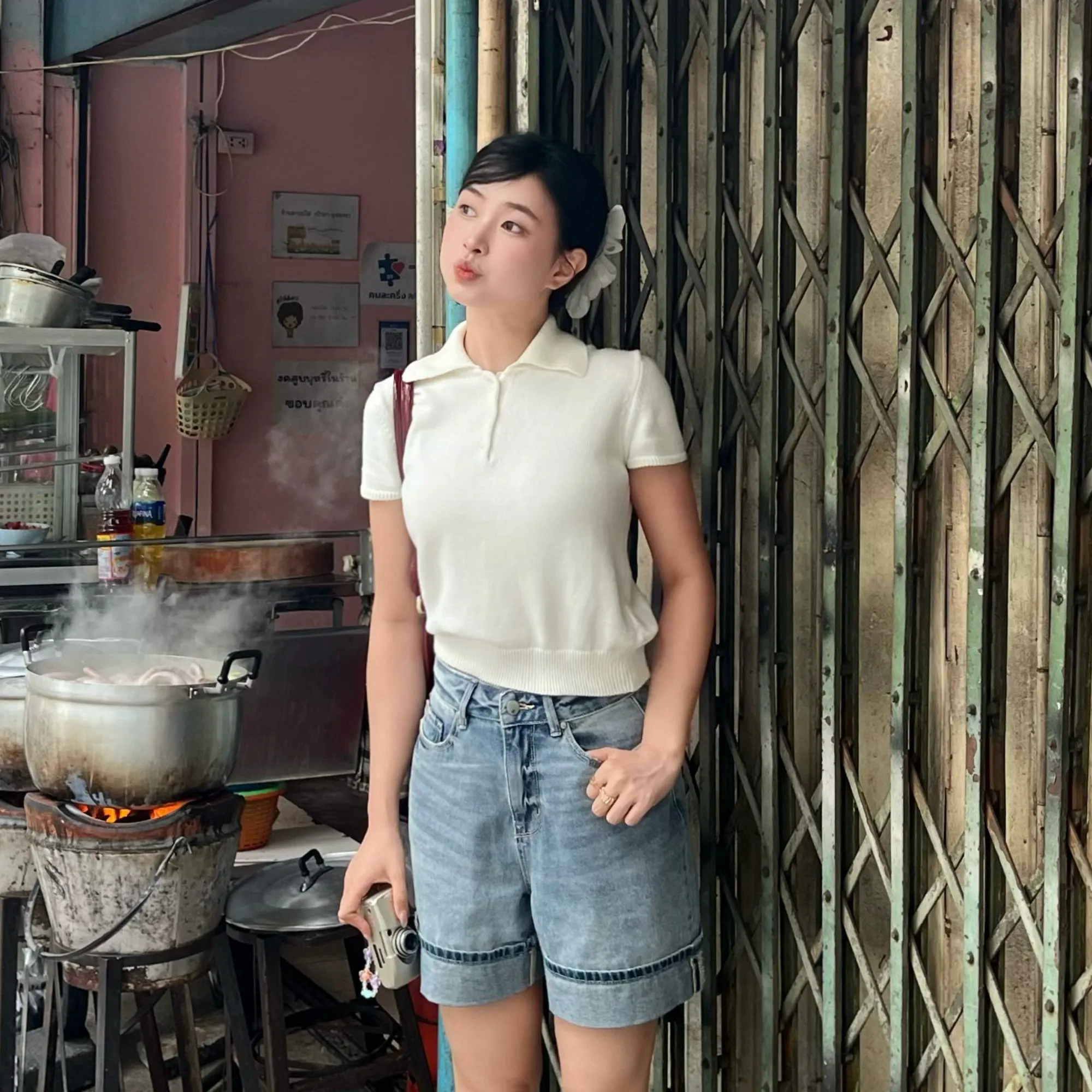 phối áo dệt kim tay ngắn cùng quần short jeans