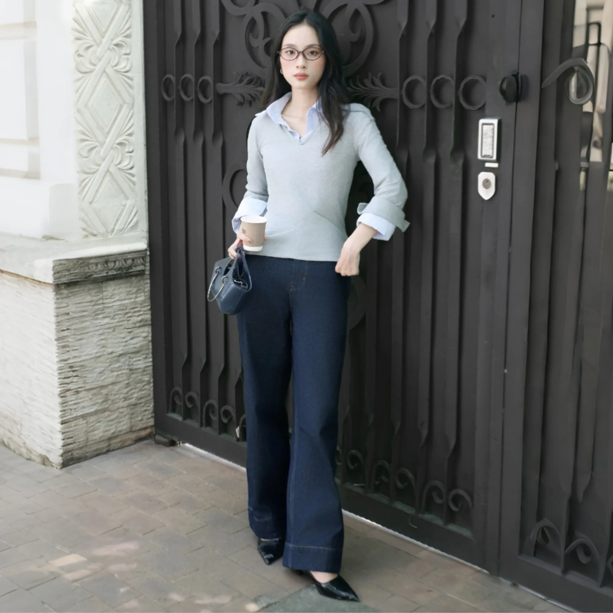 Phối đồ với quần jean ống loe trông vô cùng thanh lịch