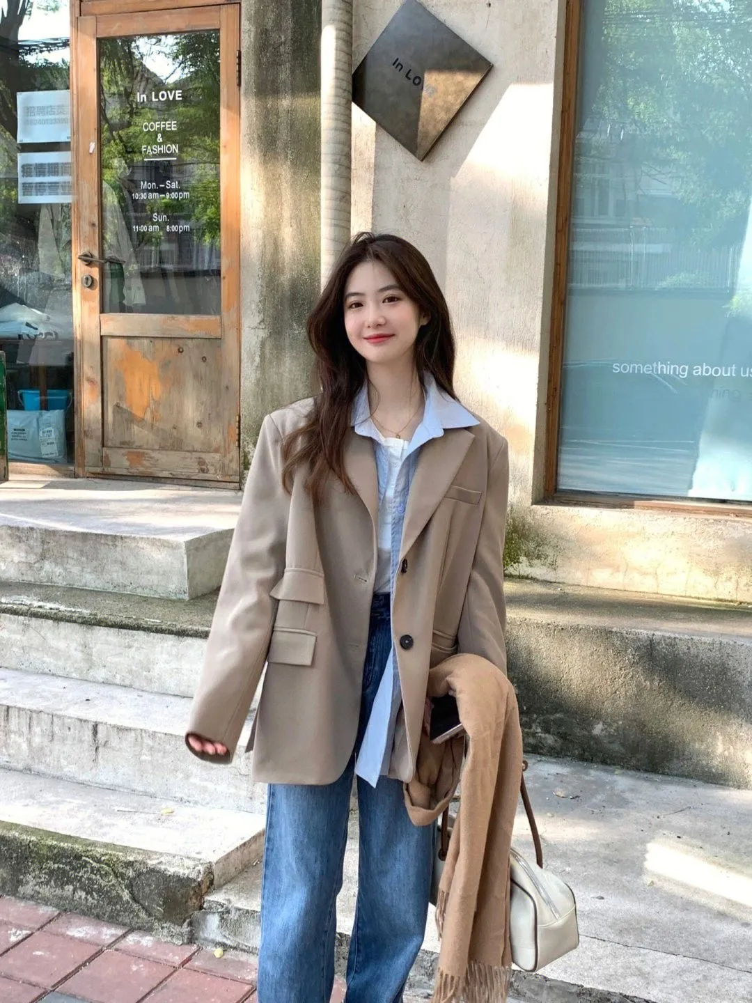 Outfit thu - đông phối màu denim và nâu nhạt đơn giản (Nguồn: Internet)