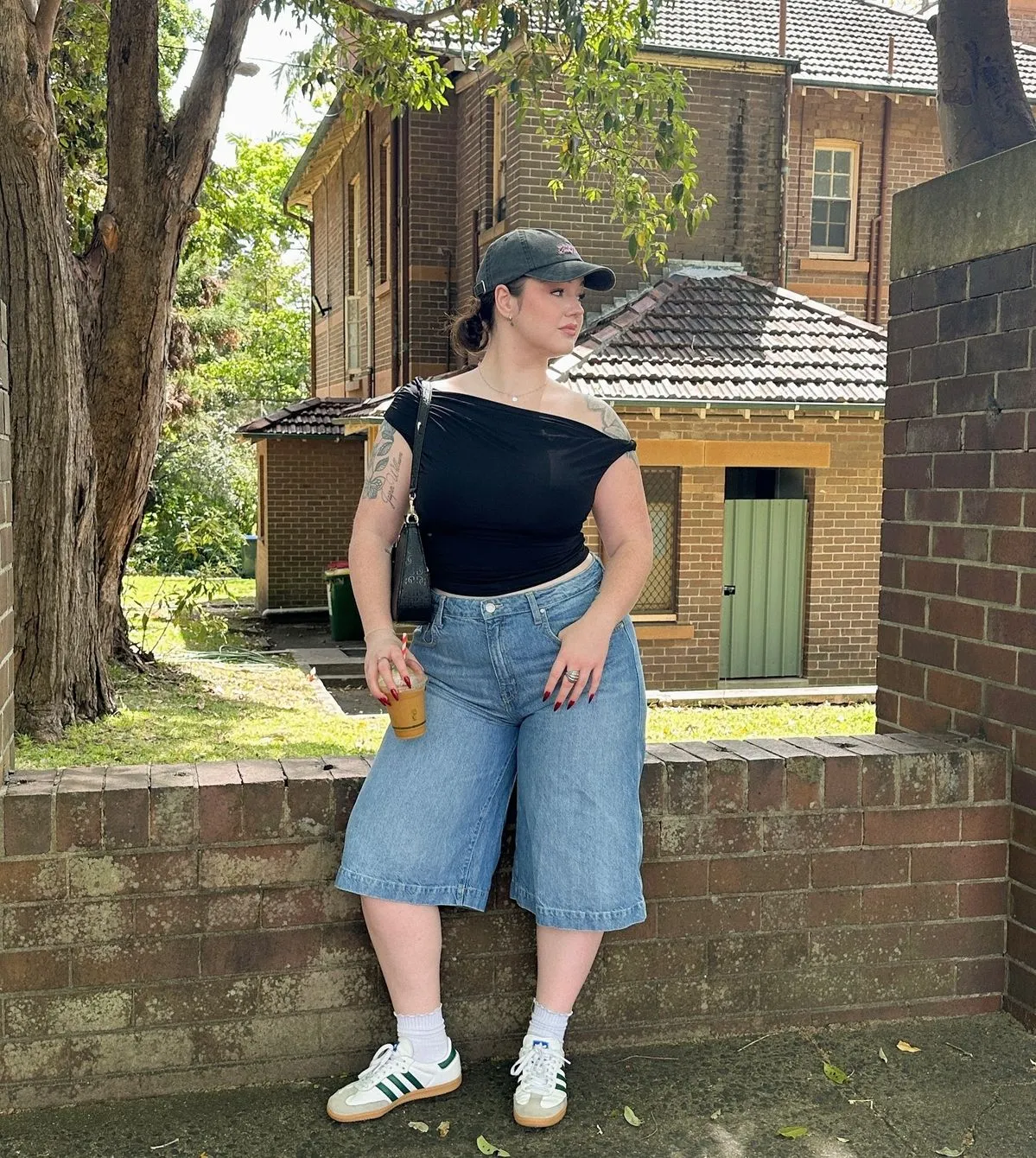 Quần short lửng phom suông che đùi tốt, phù hợp với outfit năng động