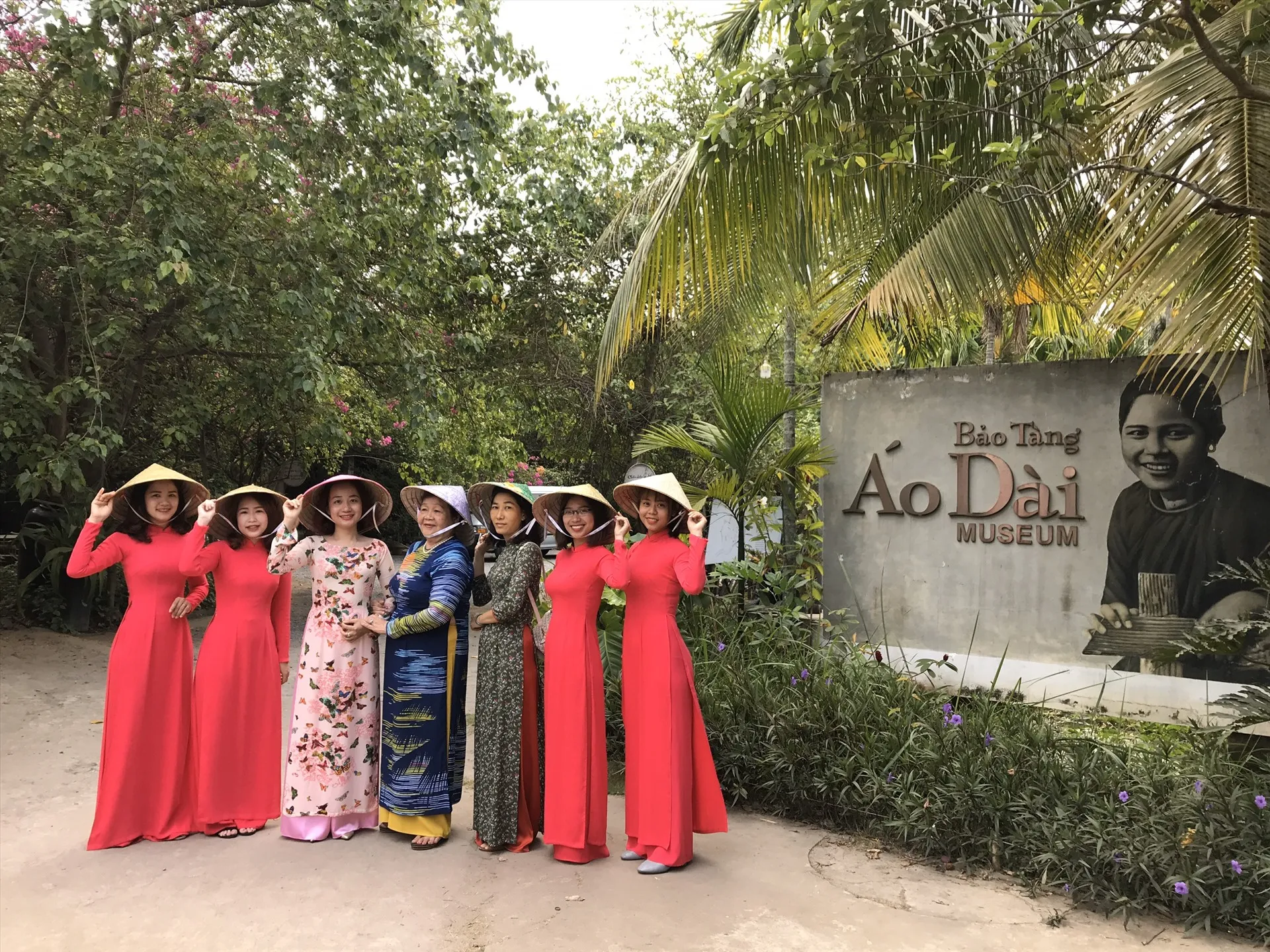 Nhiều phái đẹp yêu thích chụp hình áo dài Tết tại cổng Bảo tàng Áo Dài