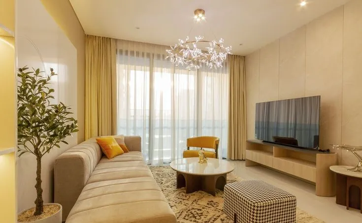 Phòng khách trang trí màu vàng tươi tắn trong thiết kế nội thất (Nguồn: Internet)