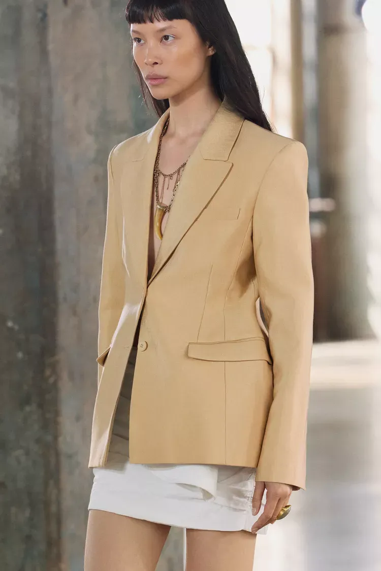 Outfit áo blazer vàng và chân váy trắng cho nàng Sư Tử (Nguồn: Internet)