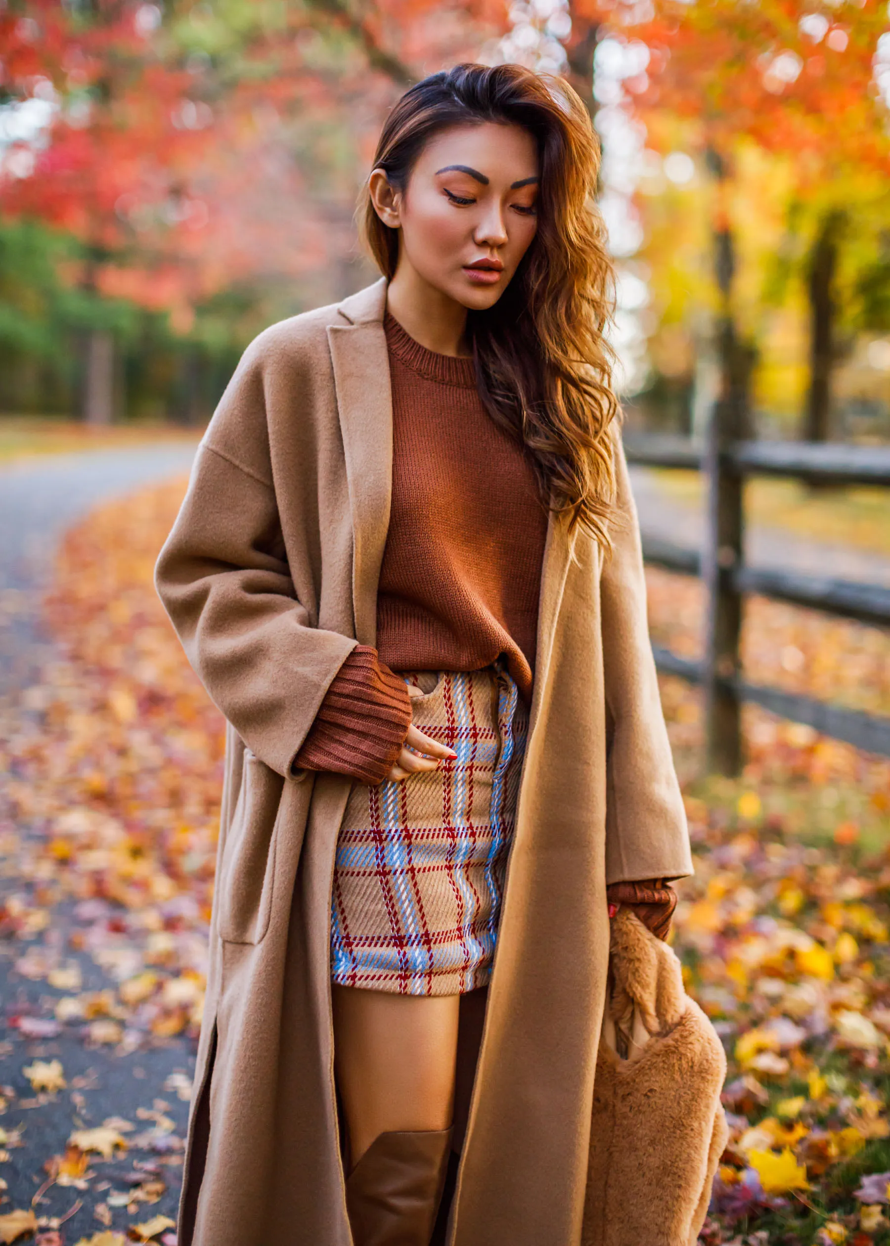 Outfit áo len màu nâu đất và áo khoác dạ dài thích hợp cho tiết trời se lạnh (Nguồn: Internet)
