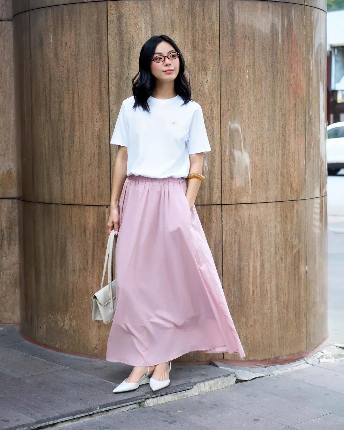 Outfit áo thun trắng mix chân váy hồng pastel nhẹ nhàng, thanh lịch (Nguồn: Routine)