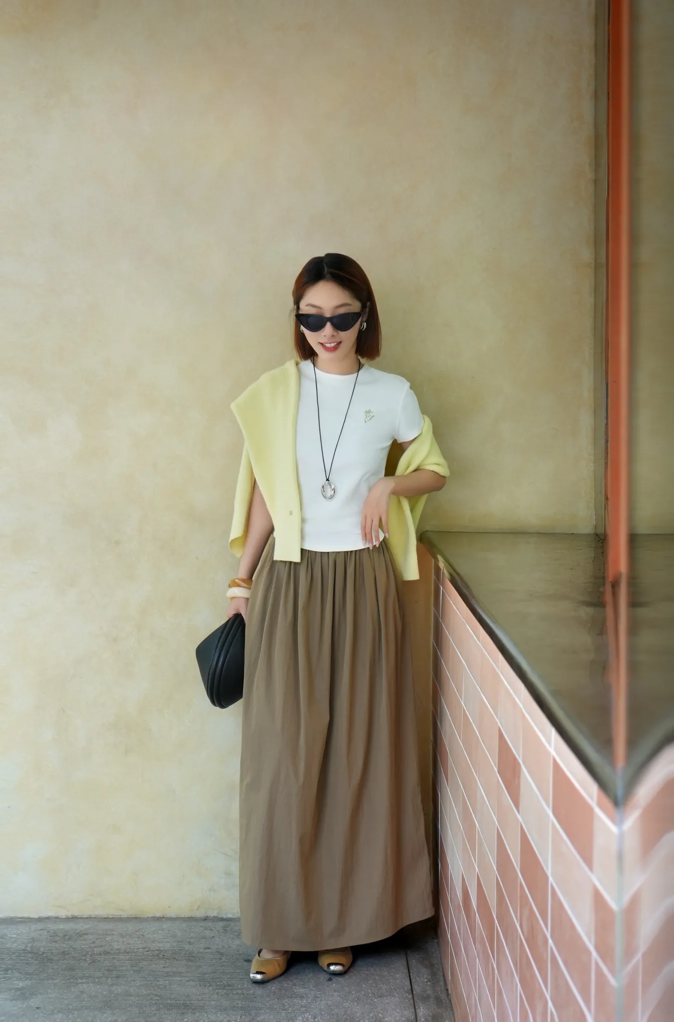 Outfit công sở hoặc dạo phố cho nàng điệu đà với chân váy midi nâu nhạt (Nguồn: Routine)