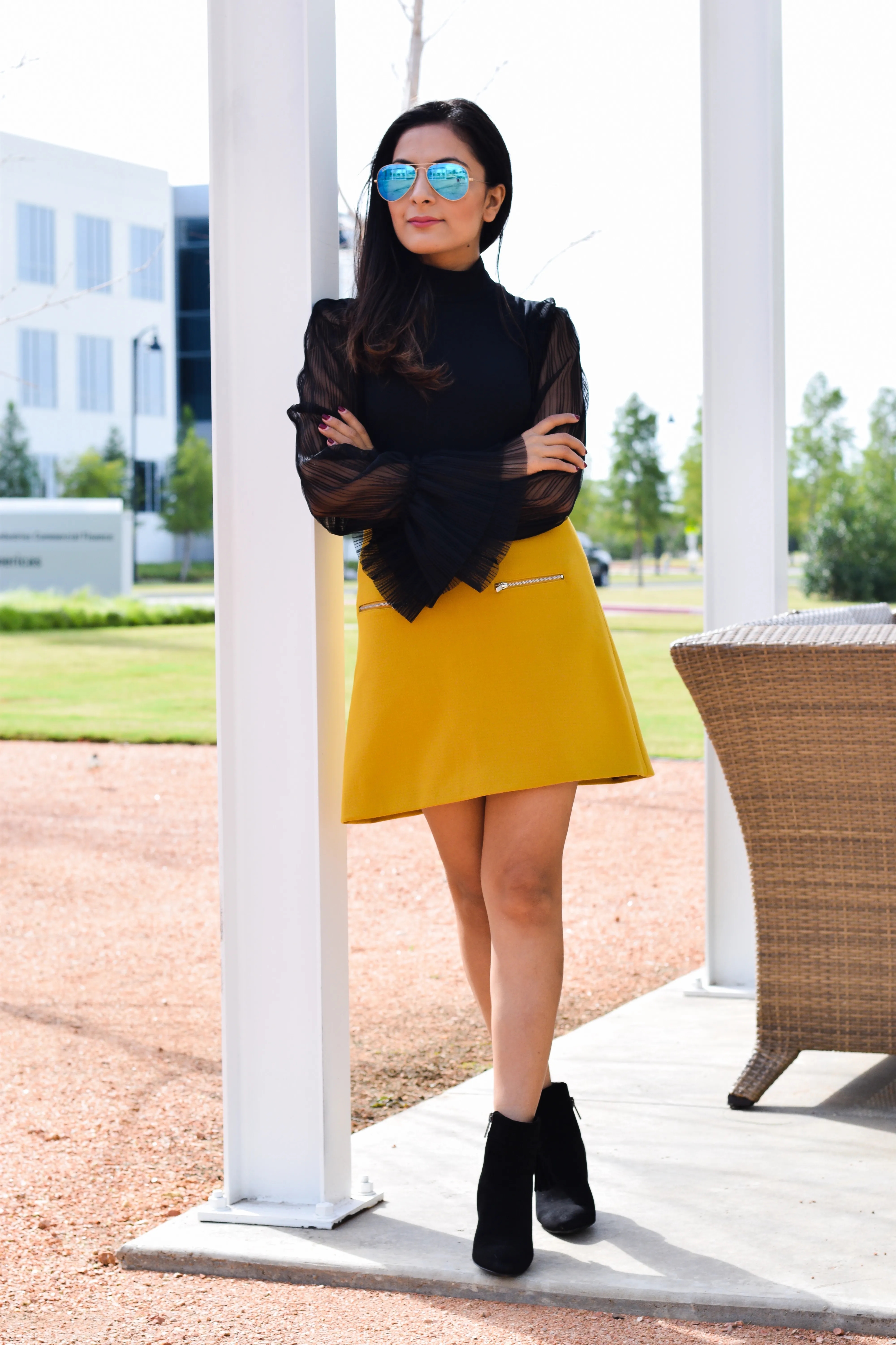 Outfit cực chất phối chân váy màu vàng và áo kiểu đen (Nguồn: Internet)