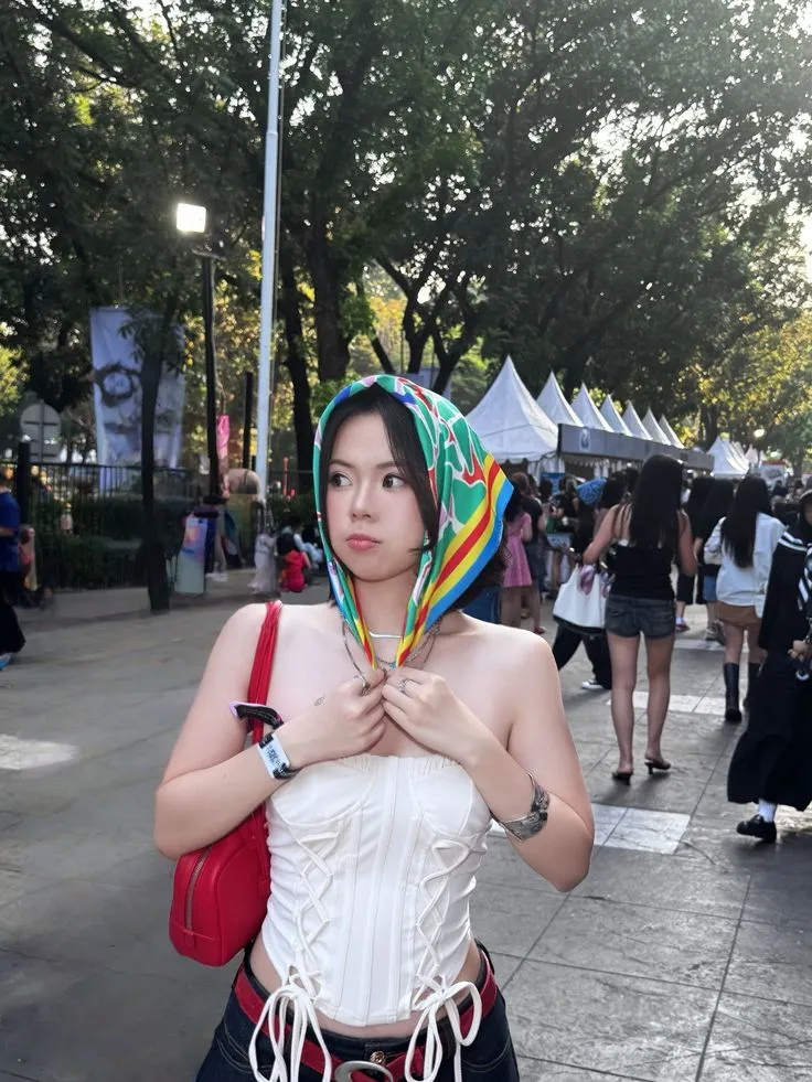 Outfit đi concert G-Dragon với áo corset khoe trọn vòng eo thon gọn (Nguồn: Internet)