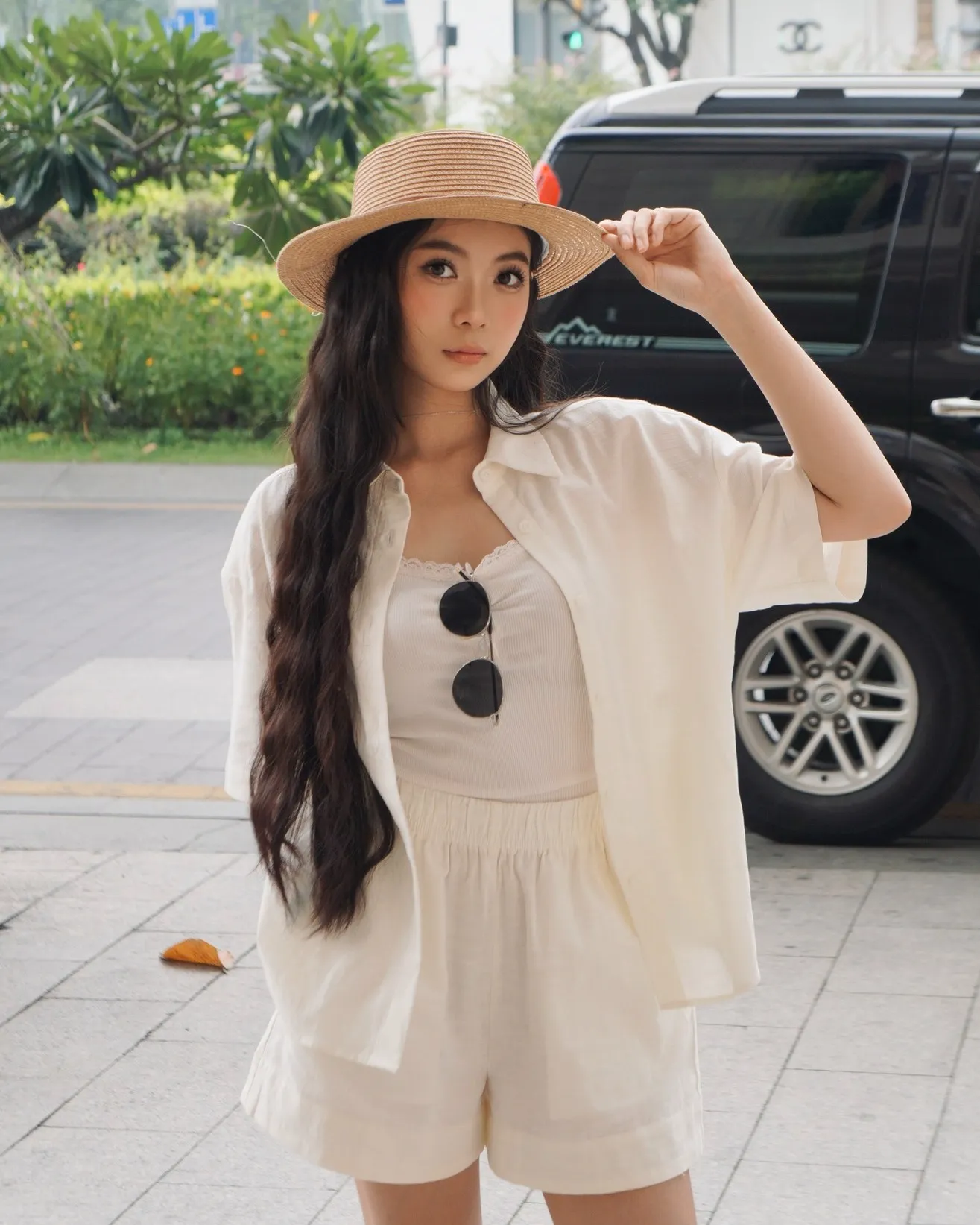 Outfit đi du lịch nhẹ nhàng với áo sơ mi khoác ngoài (Nguồn: Routine)