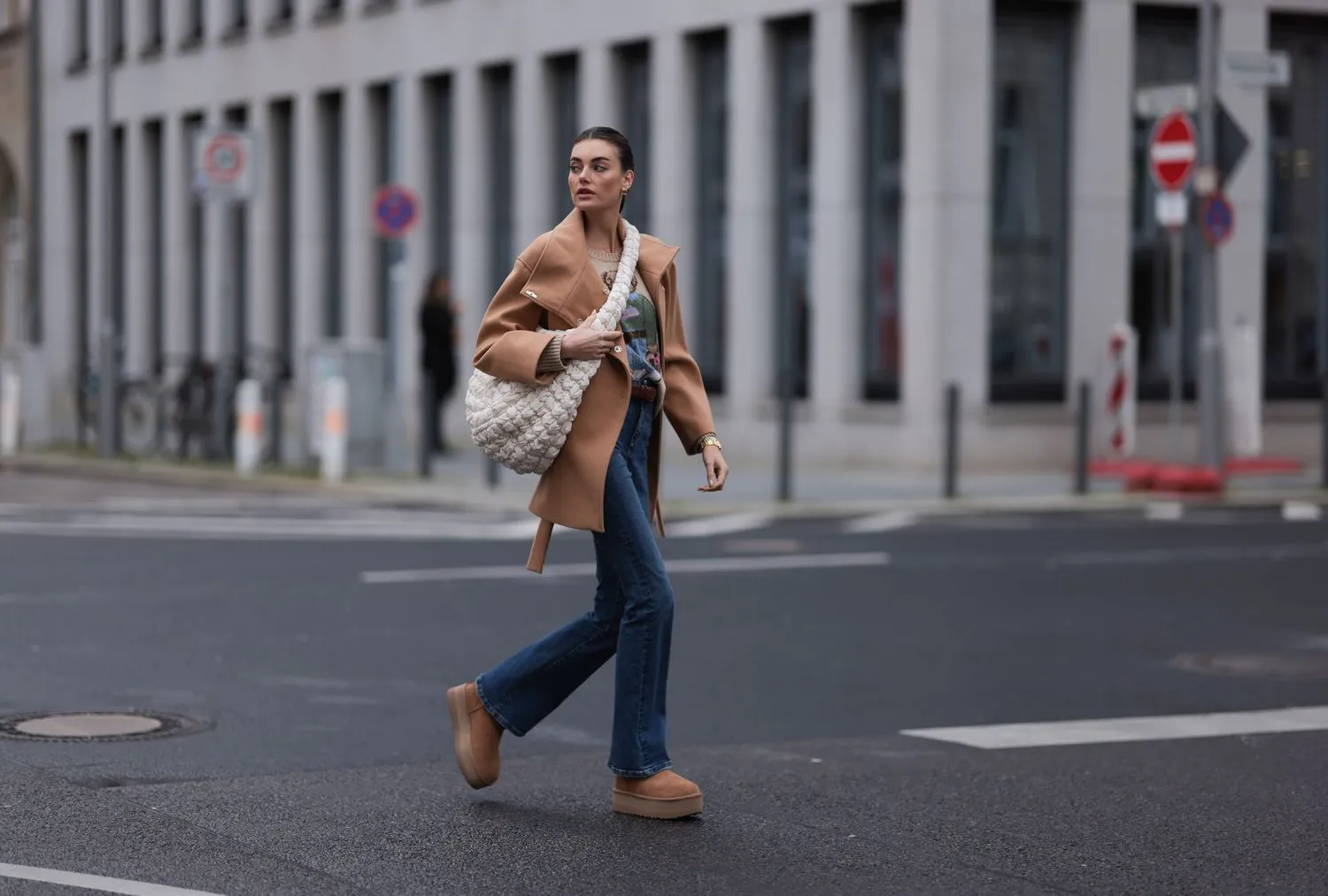 Outfit đơn giản nhưng thu hút ánh nhìn với tone màu nâu hạt dẻ chủ đạo (Nguồn: Internet)