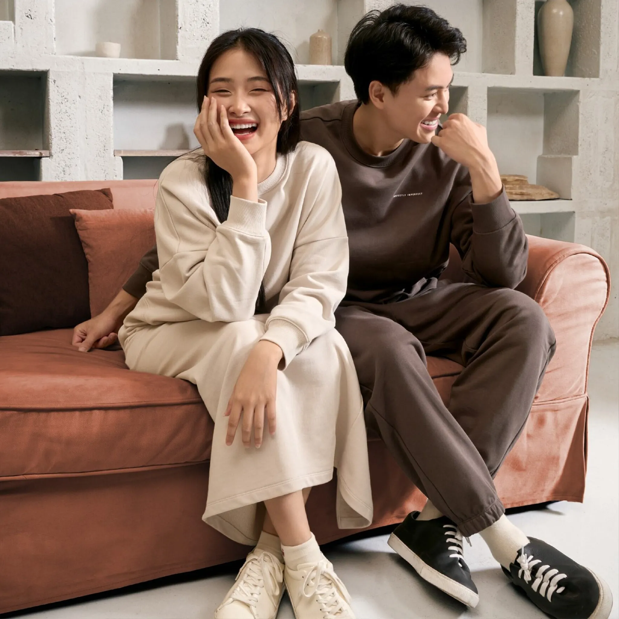 Outfit hẹn hò với áo Sweatshirt thoải mái của nhà Routine (Nguồn: Routine)