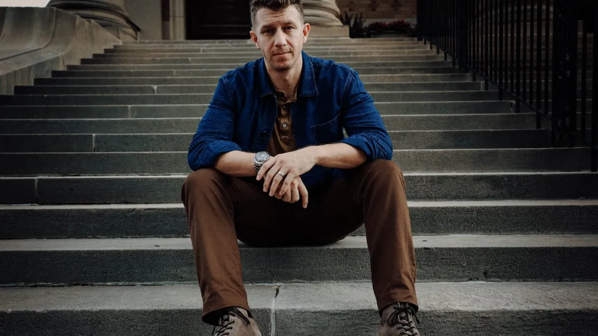 Outfit màu nâu phối cùng màu chàm lịch lãm