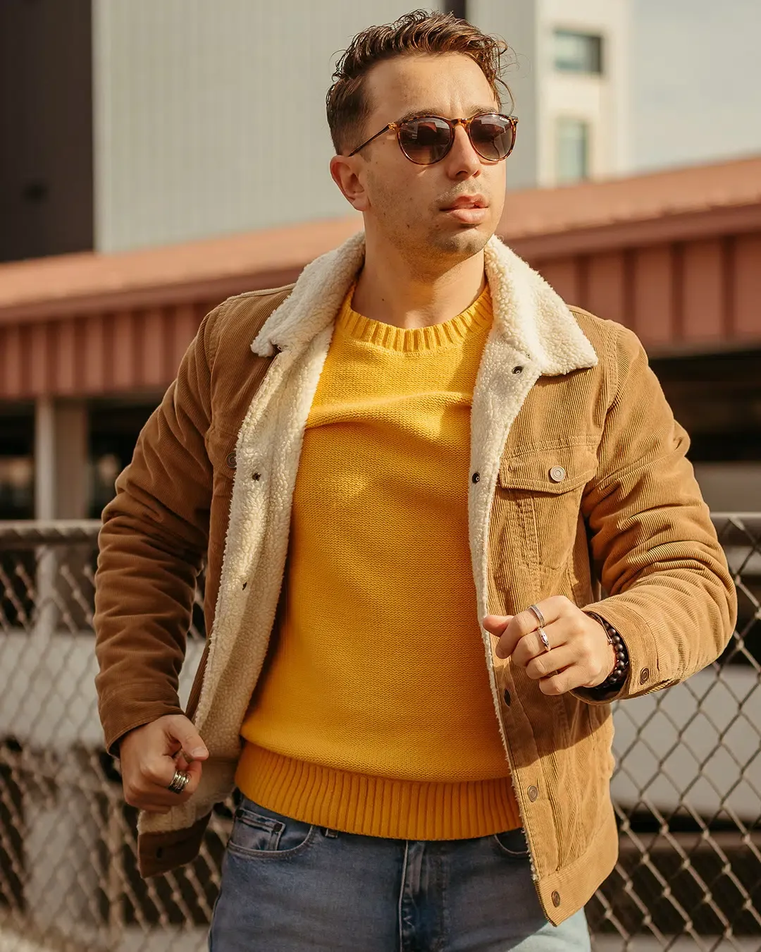 Outfit màu vàng là lựa chọn thích hợp cho nam giới thuộc cung Xử Nữ (Nguồn: Internet)