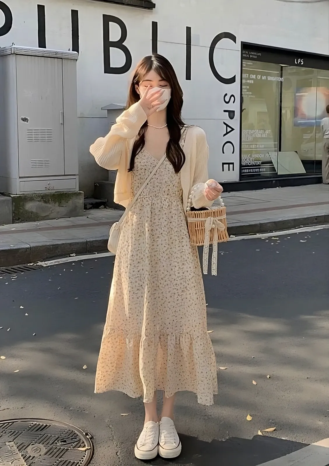 Outfit mix áo khoác cardigan và váy 2 dây dáng dài nữ tính