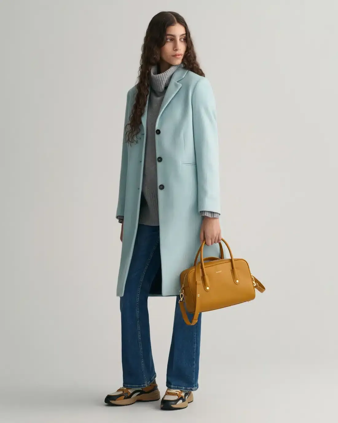 Outfit mix màu xanh ngọc và xám đơn giản, thanh lịch (Nguồn: Internet)