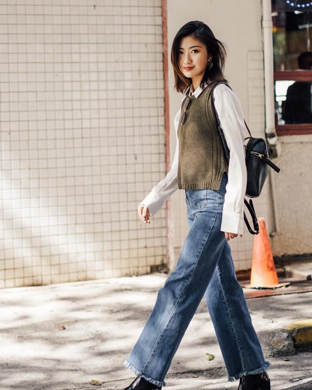 Outfit mix quần jean và áo gile nữ thời trang