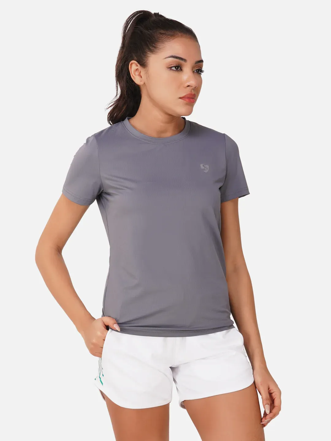 Outfit năng động với áo thun màu xanh ghi cho nữ đi tập gym (Nguồn: Internet)