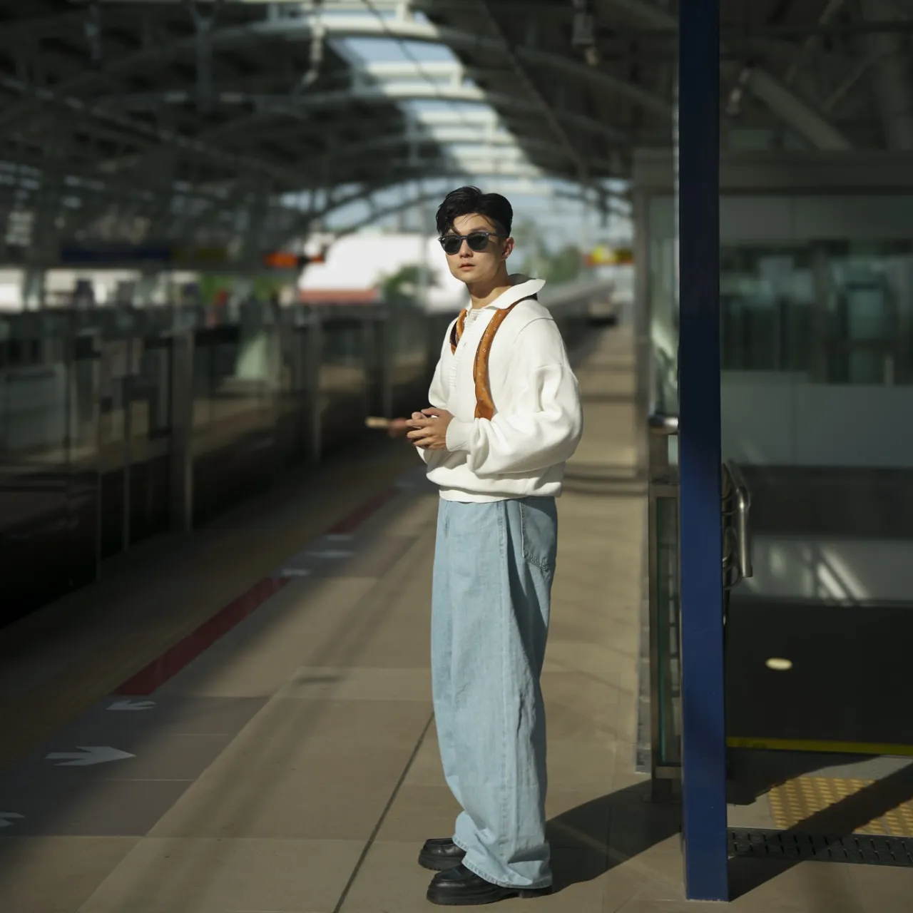 Outfit này mang phong cách casual năng động nhưng vẫn đầy thời trang (Nguồn: Routine)