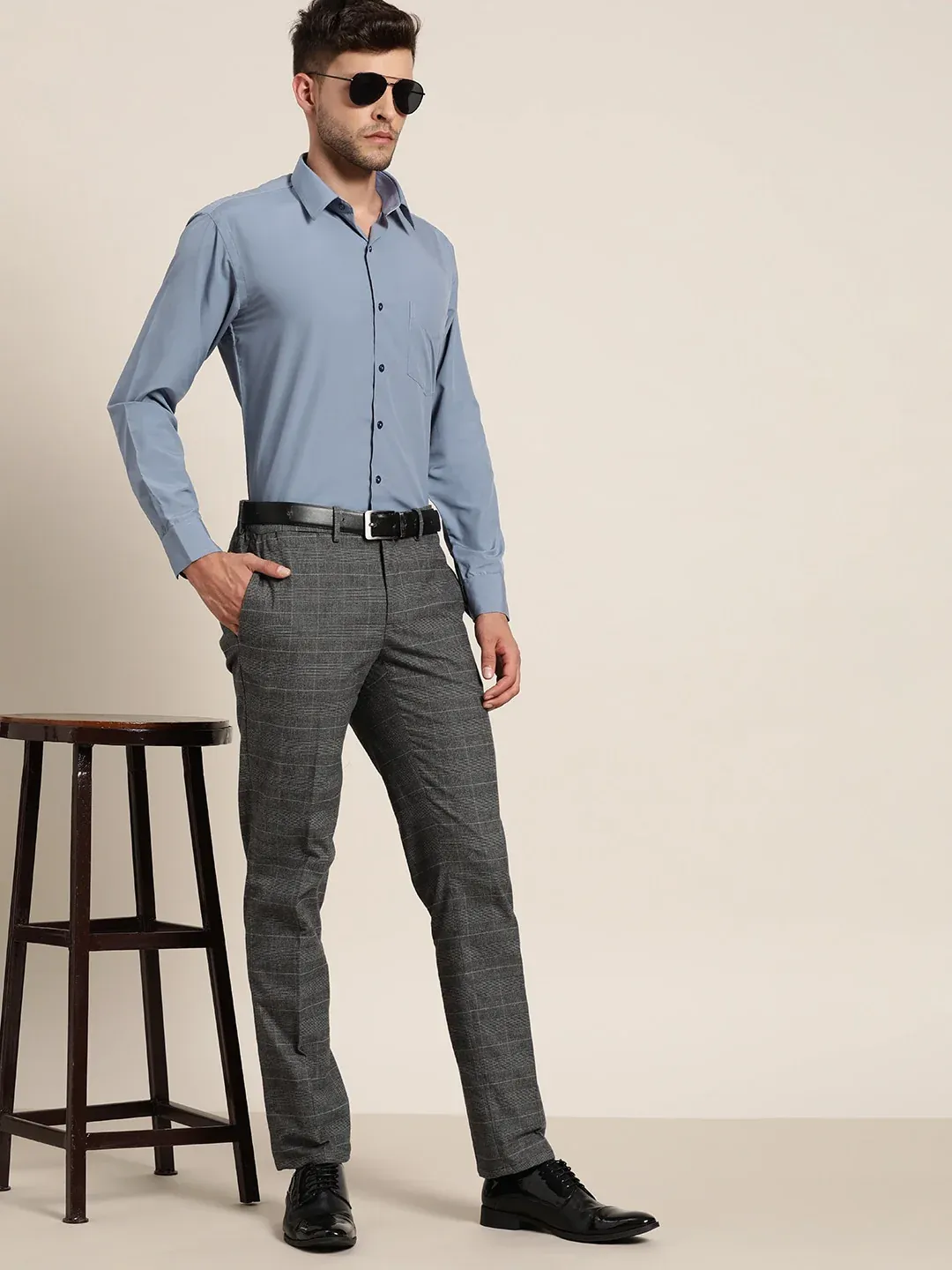 Outfit phối áo sơ mi màu xanh ghi và quần âu họa tiết ô vuông (Nguồn: Internet)