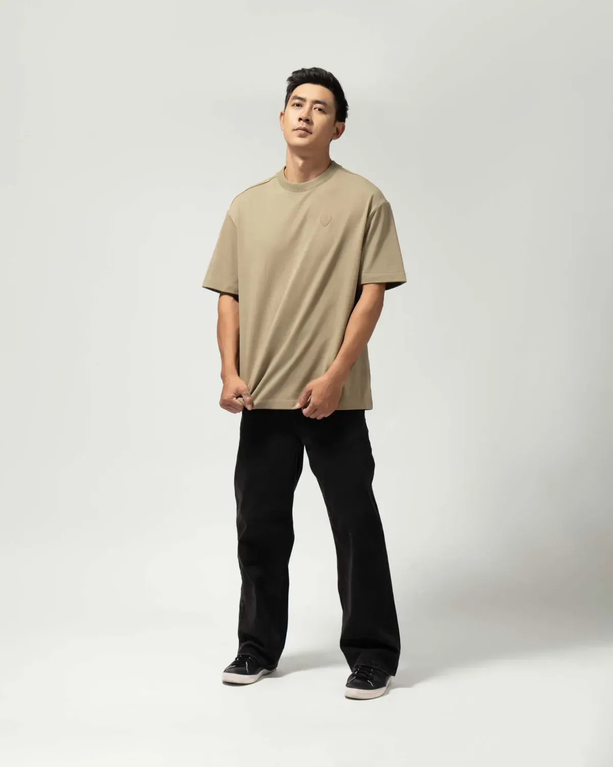Outfit phối áo thun tay ngắn màu nâu nhạt trẻ trung, ấm áp (Nguồn: Routine)