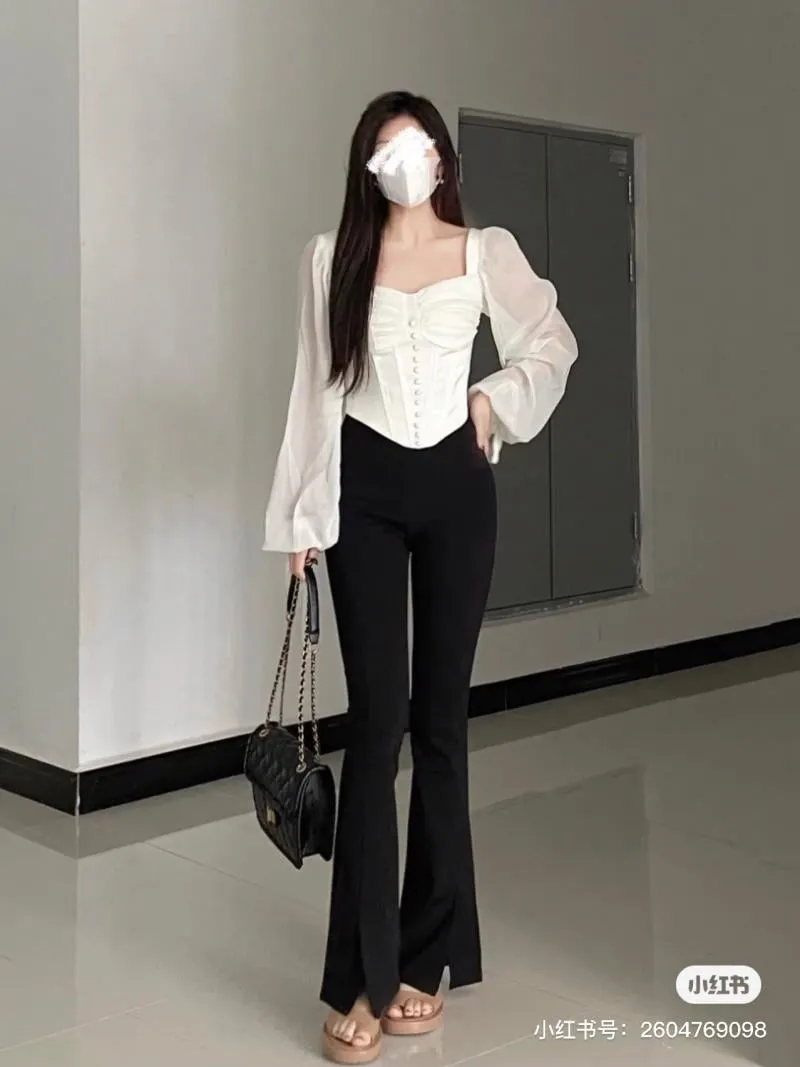Outfit phối đồ với áo corset và quần ống loe tôn vòng eo thon gọn