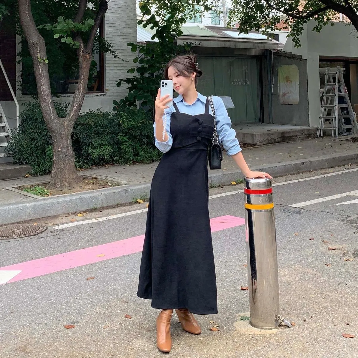 Outfit thanh lịch cho bạn gái với mẫu áo sơ mi mix đầm 2 dây