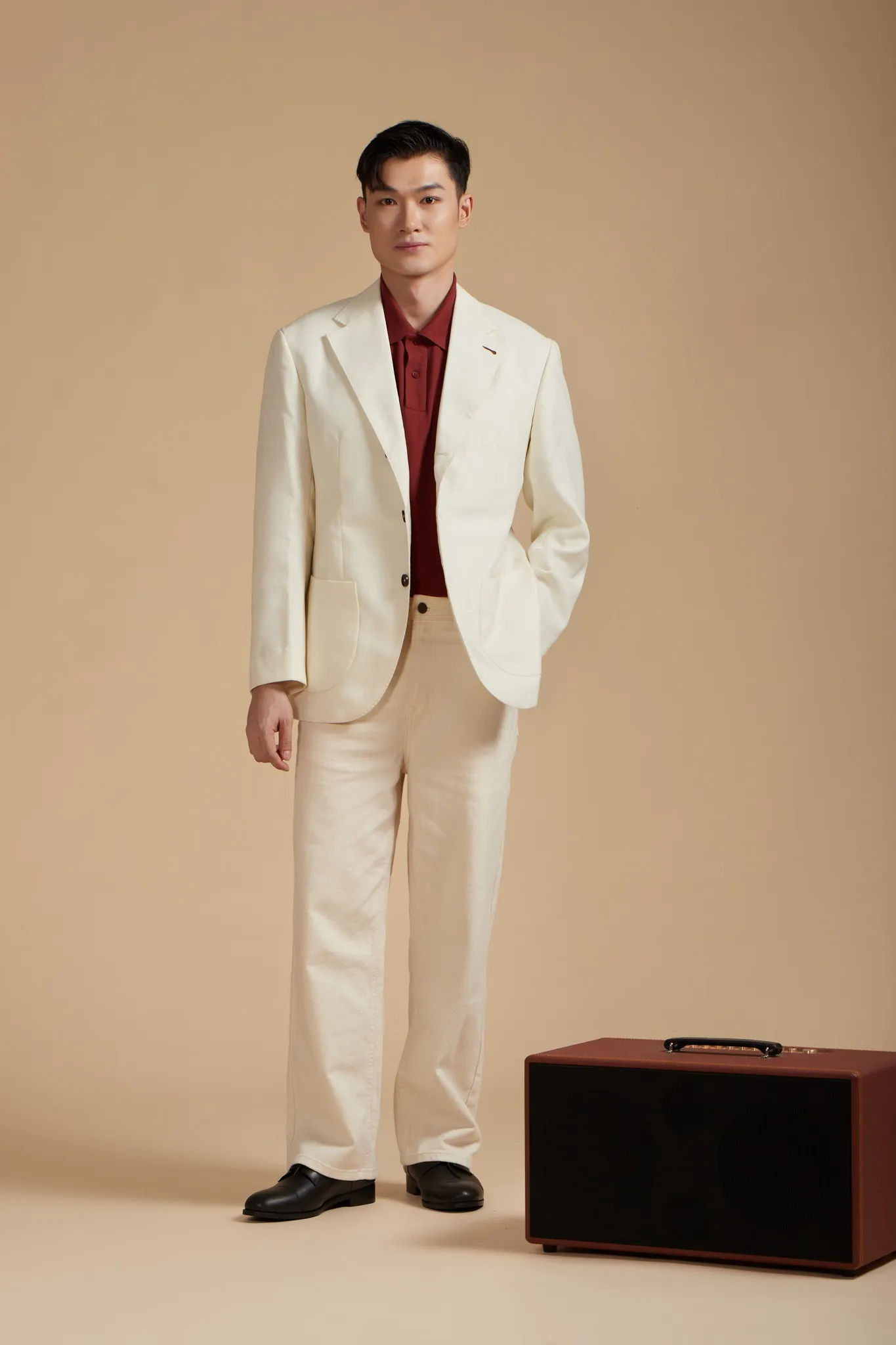 Outfit vest/blazer là lựa chọn hoàn hảo để tạo vẻ ngoài lịch sự khi đi đám cưới (Nguồn: Routine)