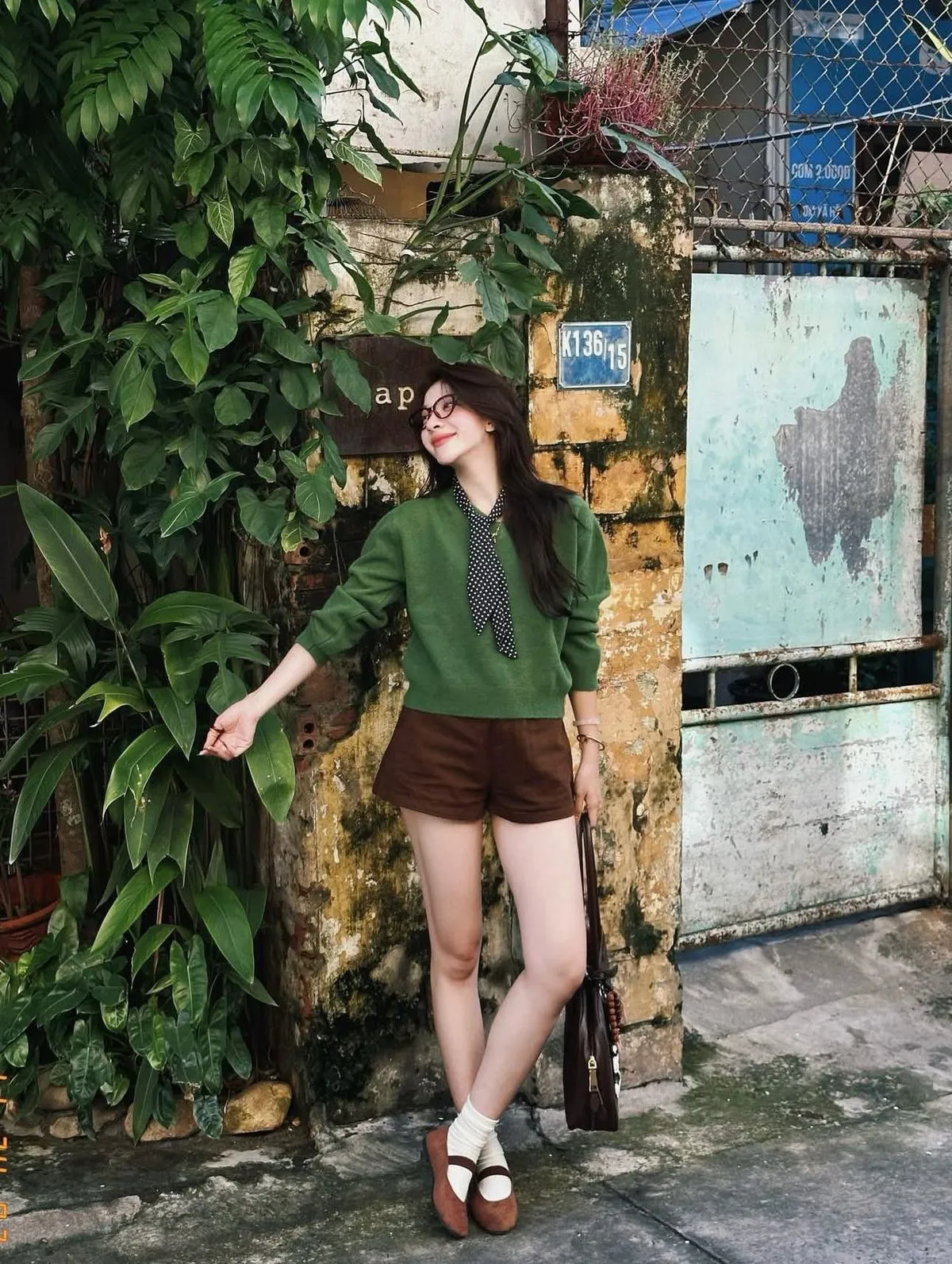 Outfit xinh xắn phối quần short và áo len vừa thời trang vừa giữ ấm
