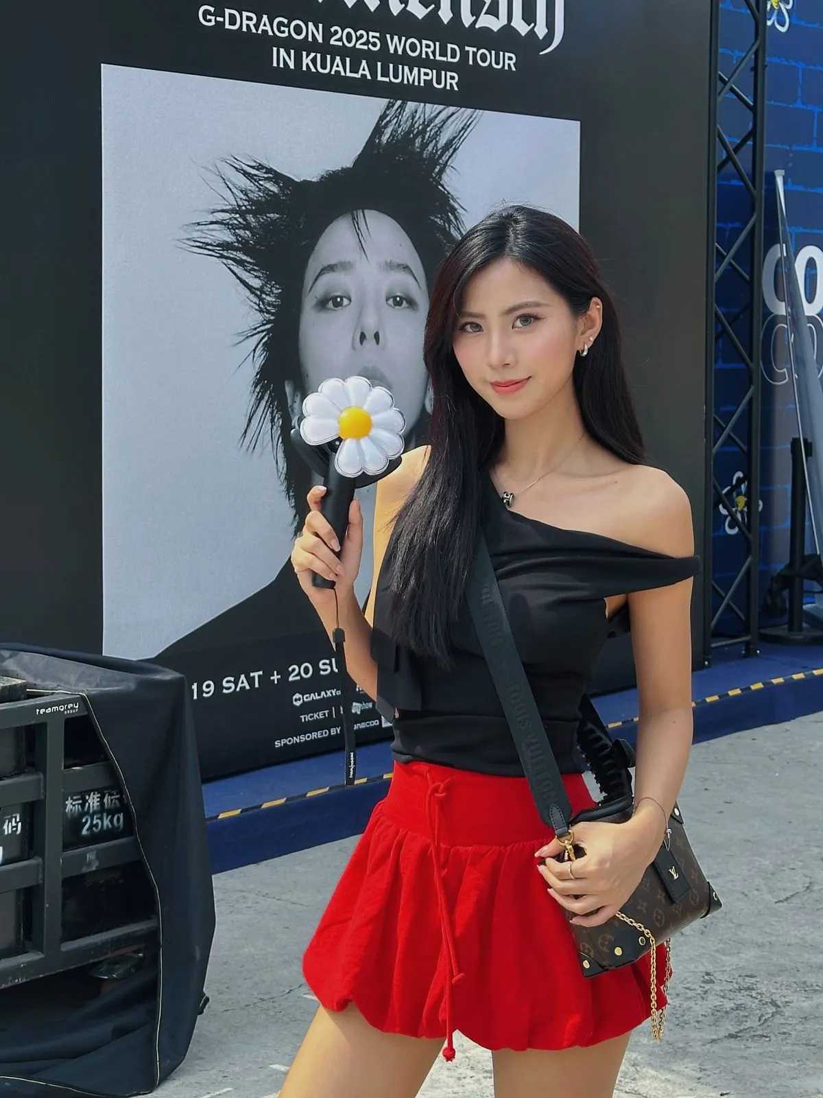 Outfit đi concert G-Dragon cá tính, nổi bật với váy đỏ và áo kiểu màu đen (Nguồn: Internet)