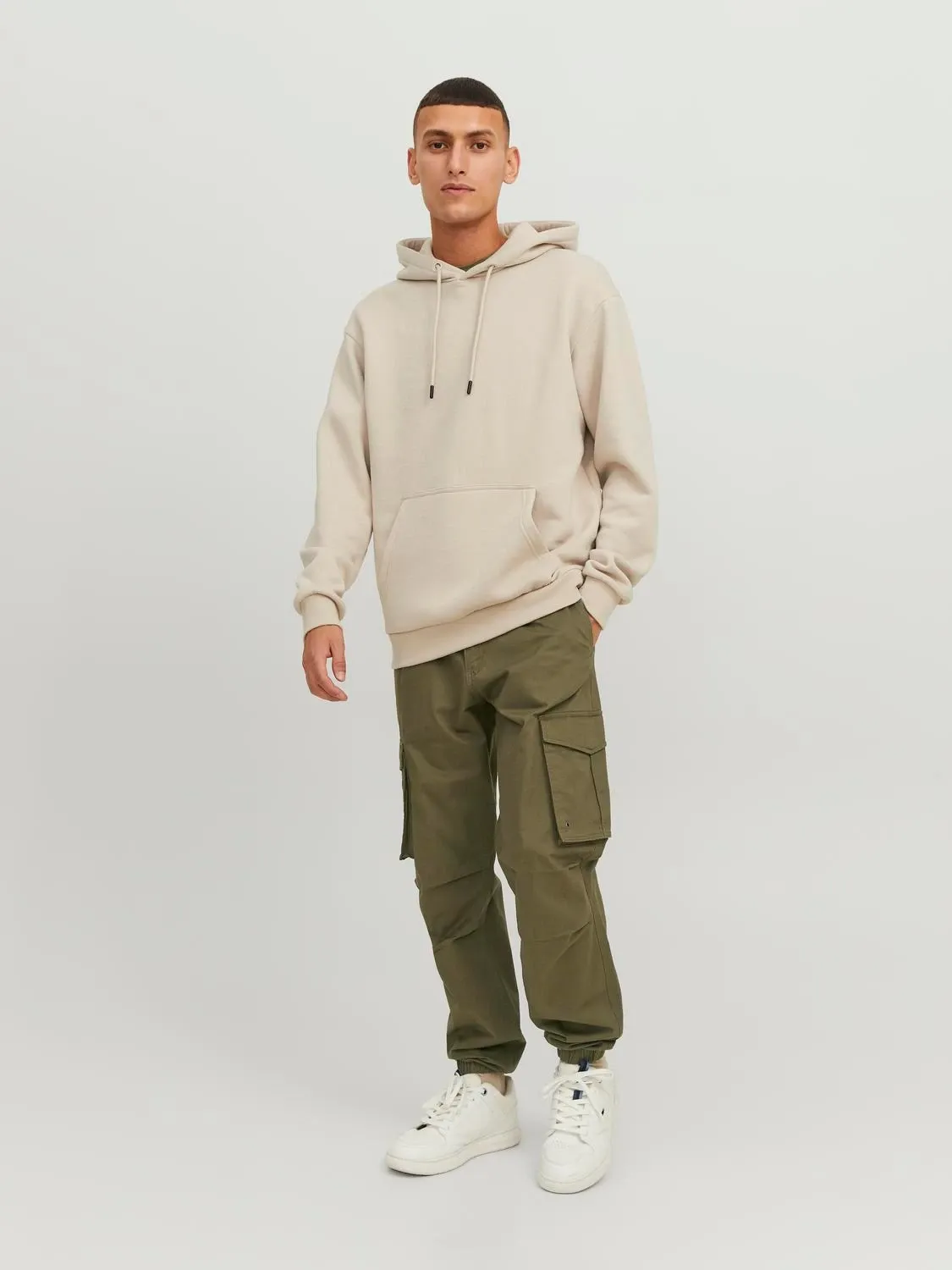 Phối áo hoodie và quần cargo pants theo phong cách streetwear (Nguồn: Internet)
