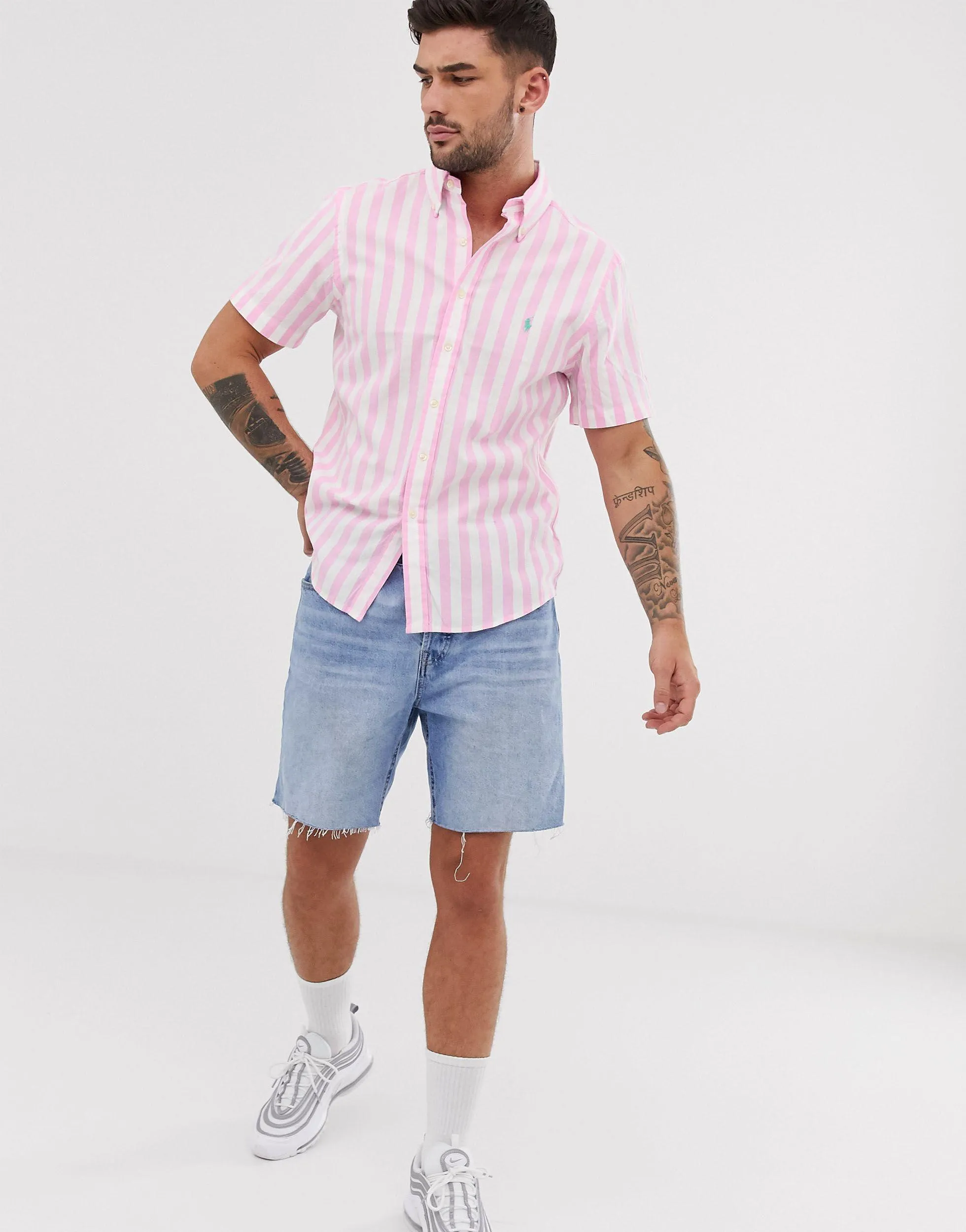 Sơ mi hồng ngắn tay mix cùng short jeans năng động