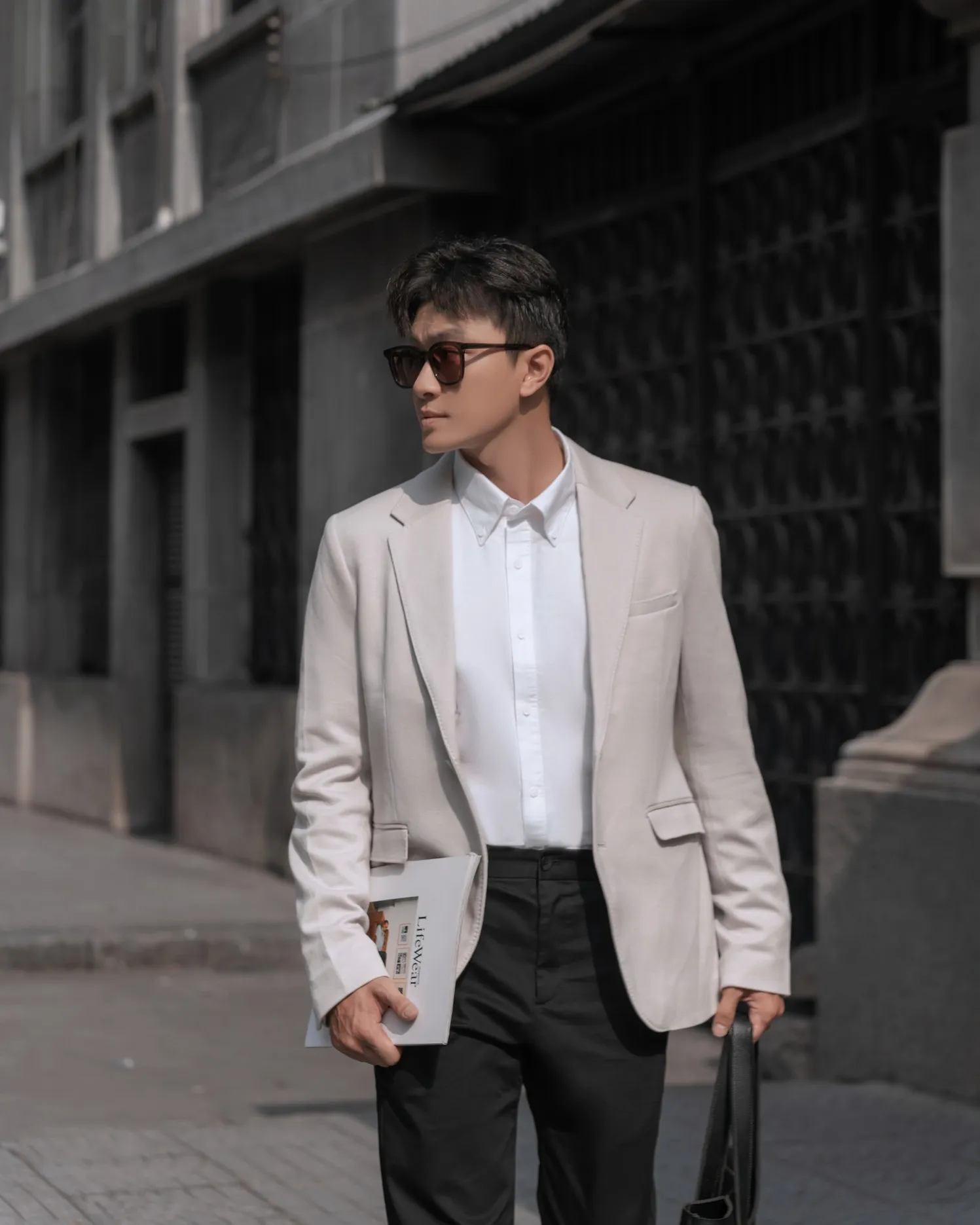 Phối áo sơ mi Oxford tạo phong cách lịch lãm, công sở