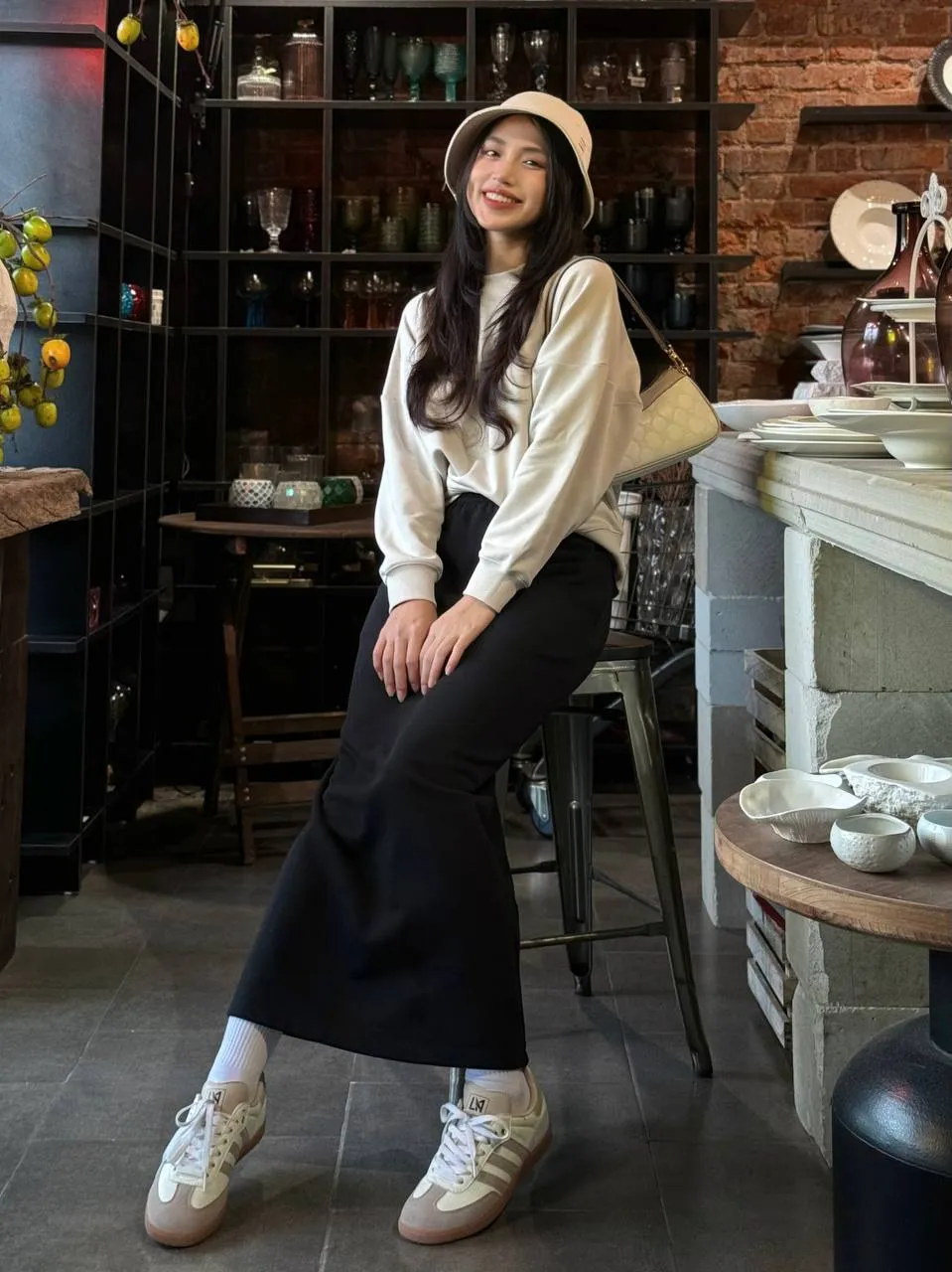 Phối đồ năng động, trendy với công thức mix áo Sweatshirt và chân váy (Nguồn: Routine)