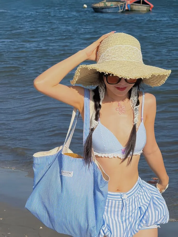 Mix quần short dáng bí và áo bikini đi biển cùng màu trẻ trung