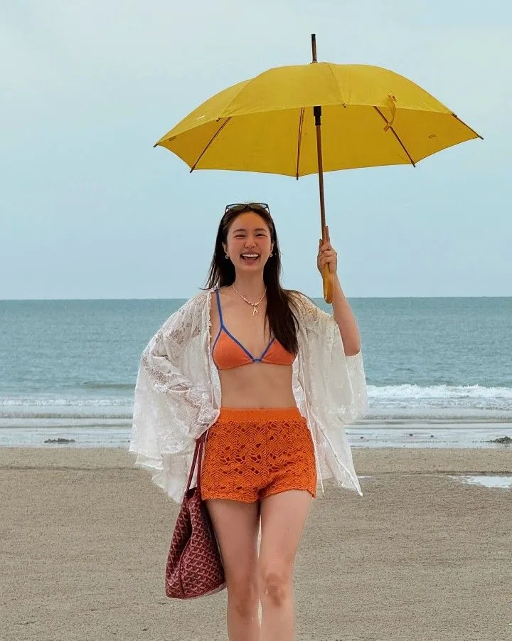 Hãy mix thêm áo khoác lưới mỏng hoặc áo sơ mi mỏng cho outfit đi biển