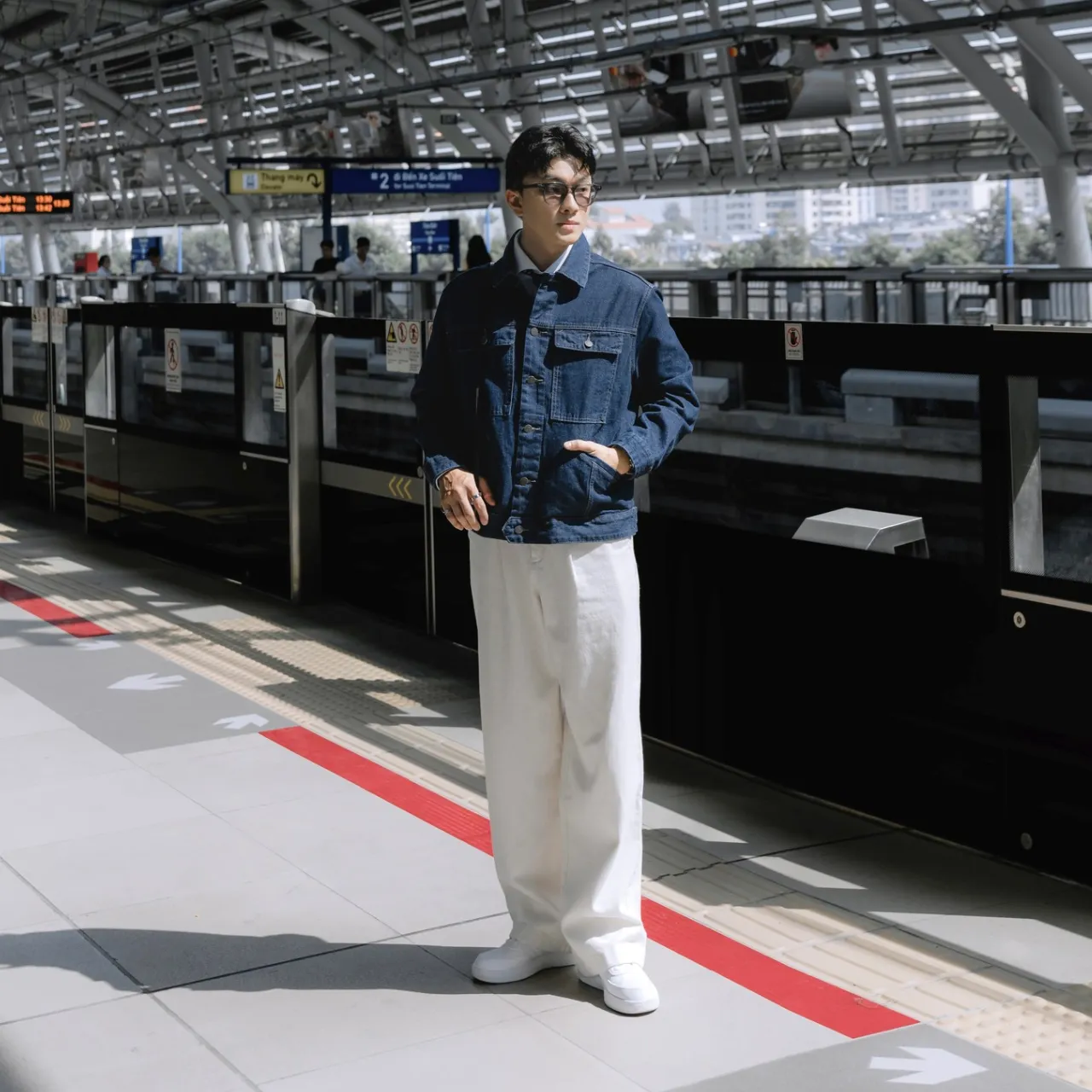Phối denim với các gam màu nổi bật để tạo điểm nhấn (Nguồn: Routine)