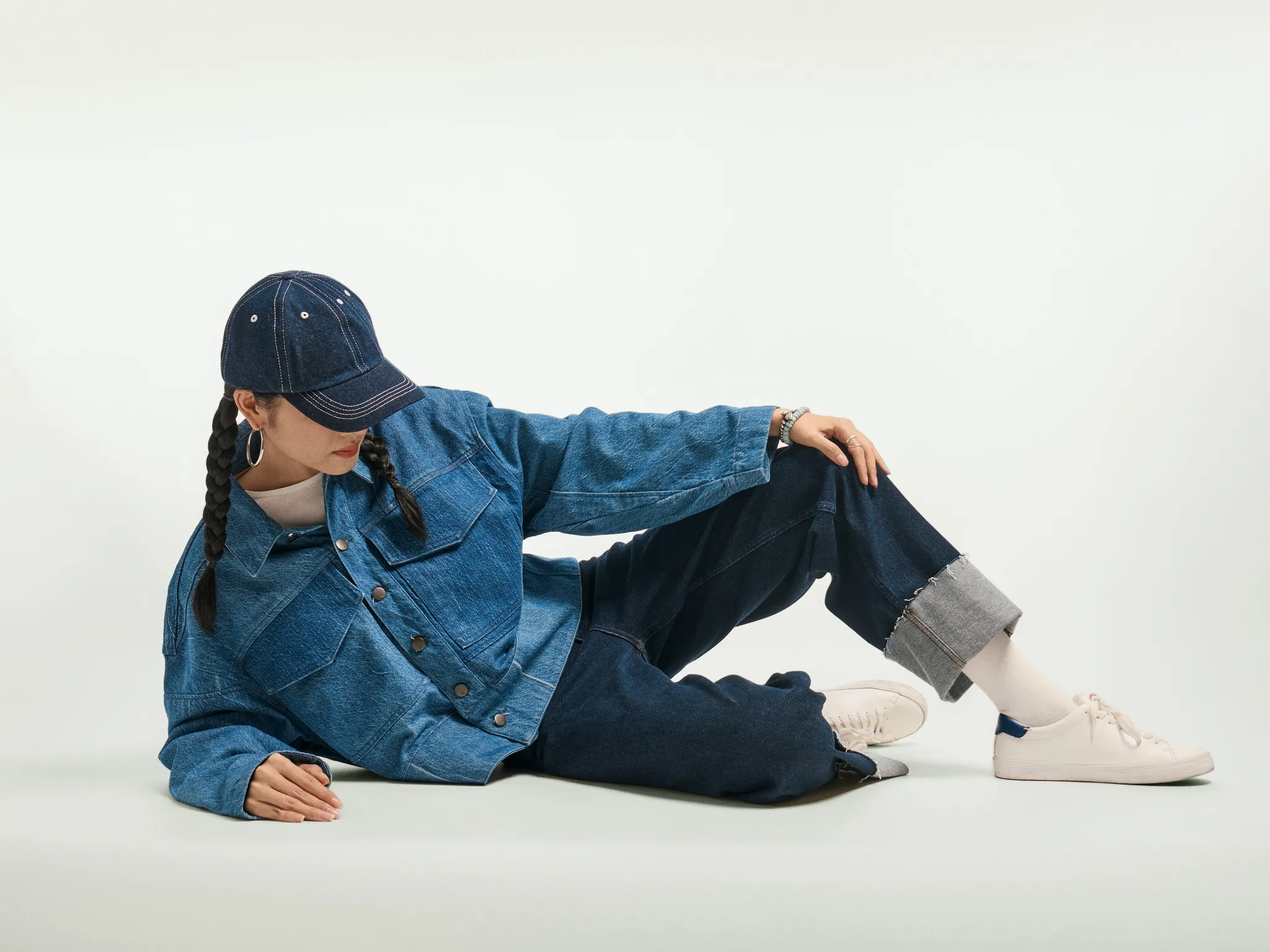 Phối đồ cá tính denim on denim với 3 sắc thái đậm nhạt khác nhau cho bạn gái (Nguồn: Routine)