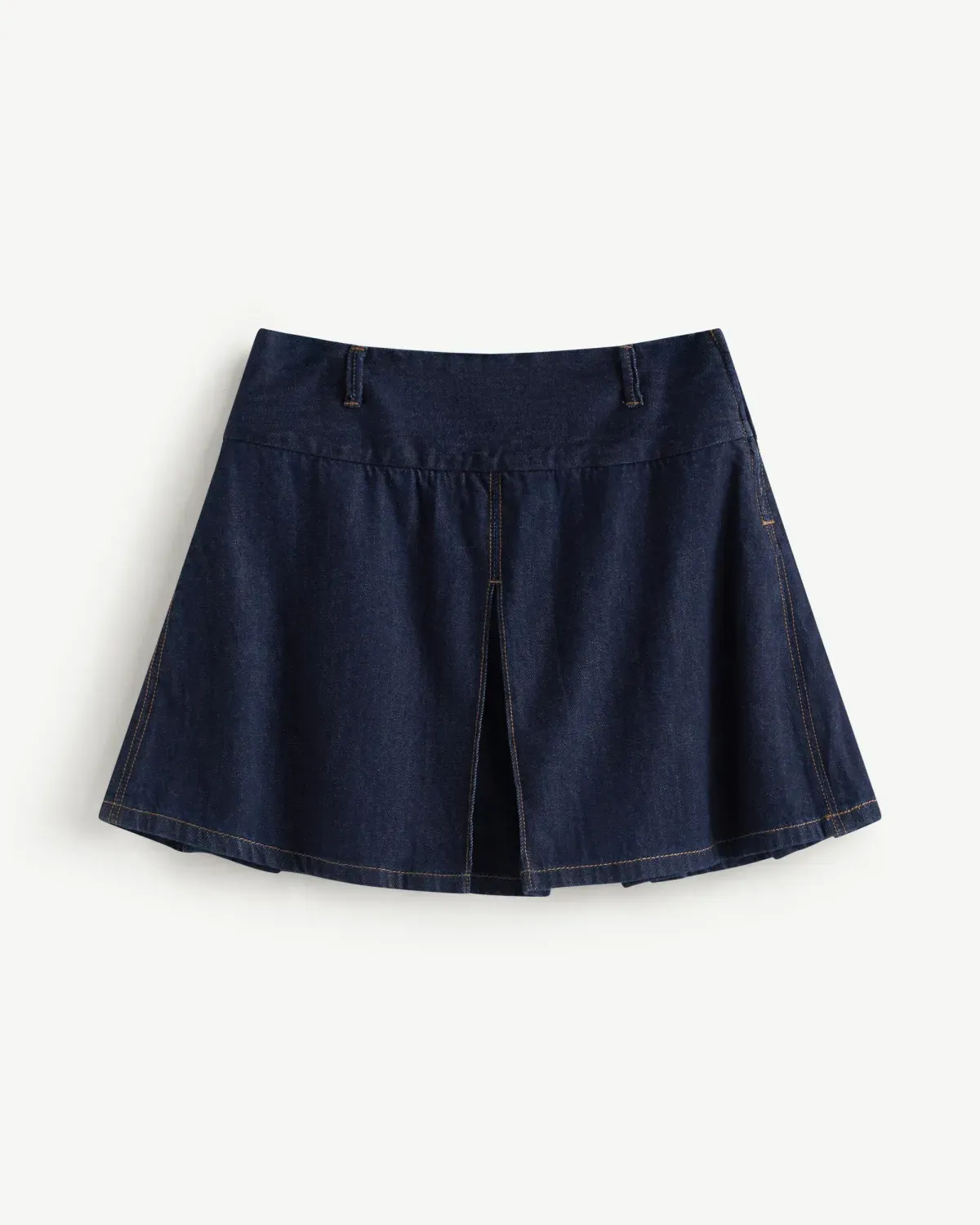 Chân váy jean ngắn denim xếp ly form chữ A rất được nhiều bạn gái yêu thích