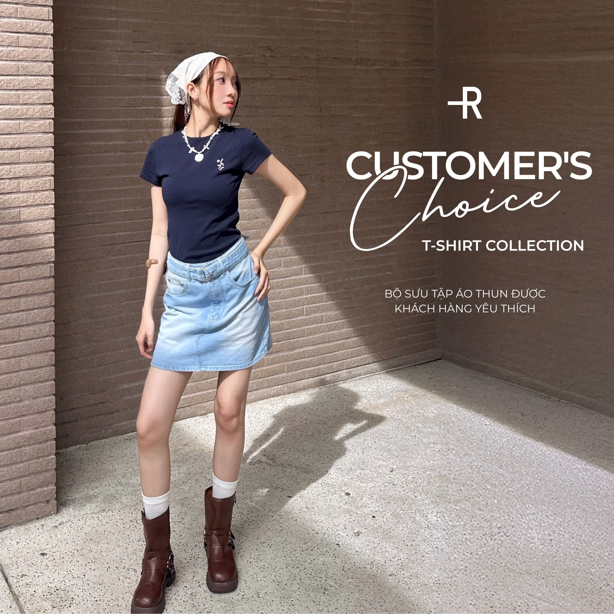 Chân váy jean ngắn phối cùng áo thun ôm màu navy và boots cao cổ cá tính