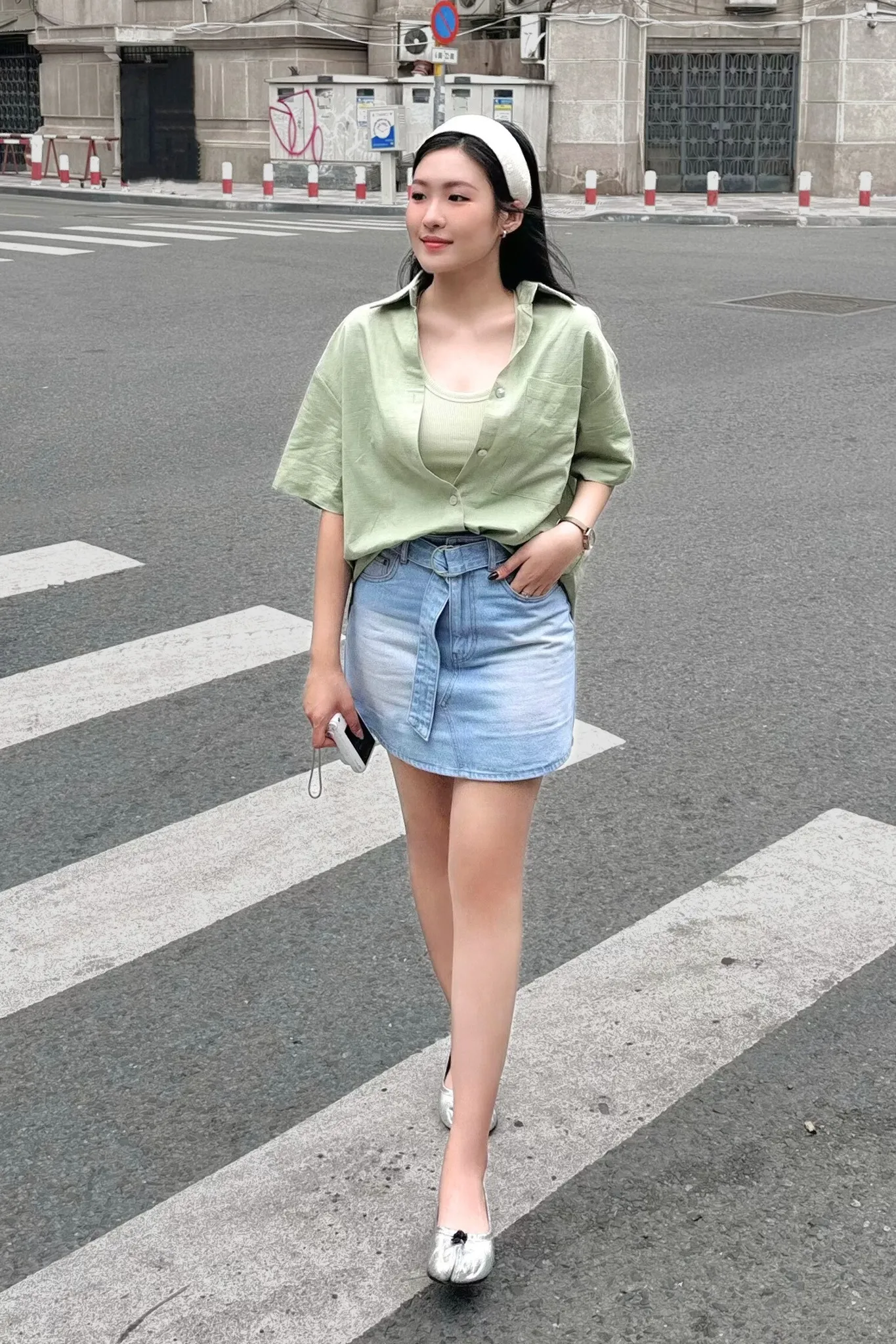 Sơ mi linen phối cùng chân váy jean ngắn tạo outfit mát mẻ, phóng khoáng