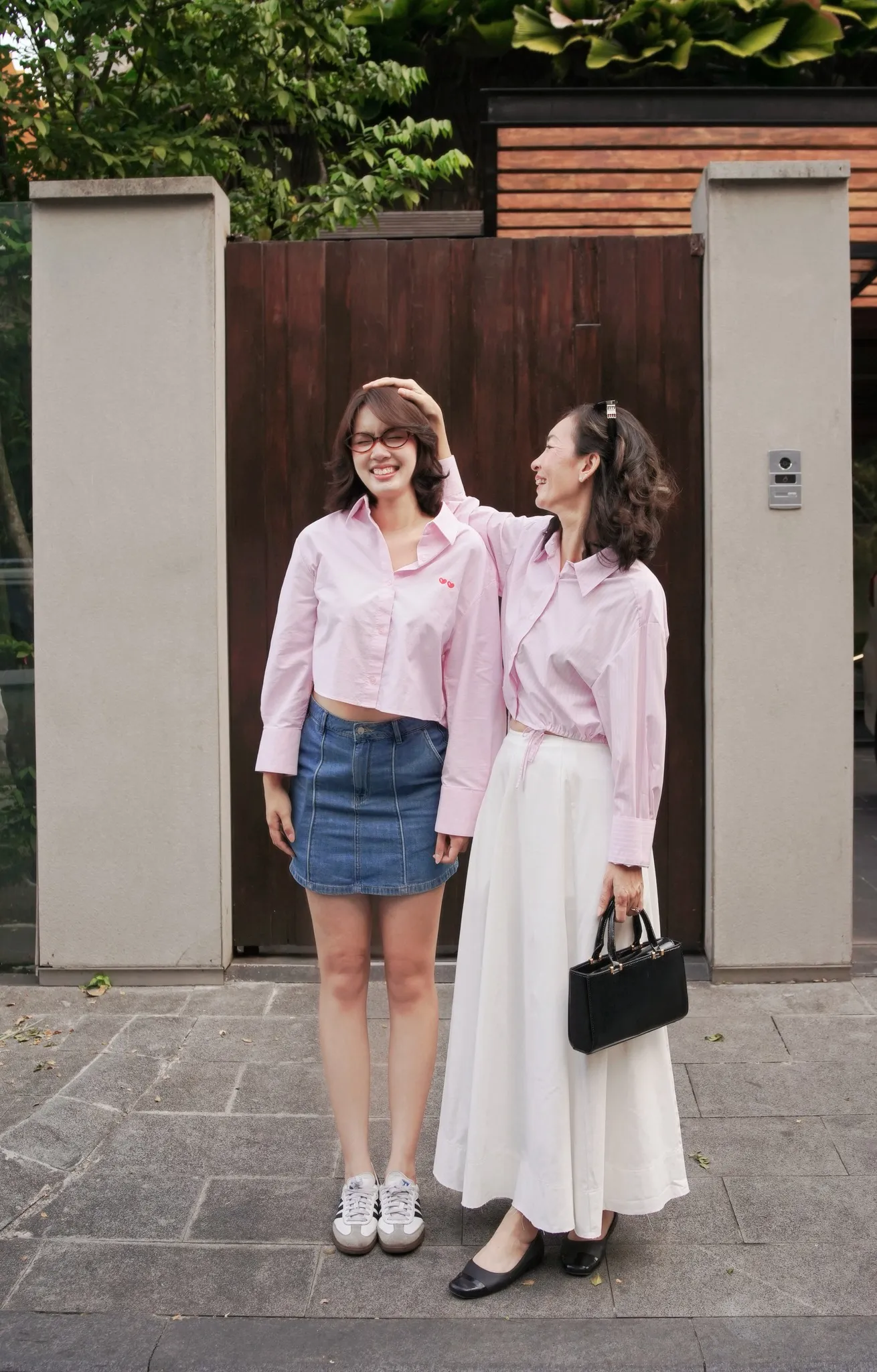 Outfit mix áo sơ mi hồng pastel và chân váy jean ngắn năng động
