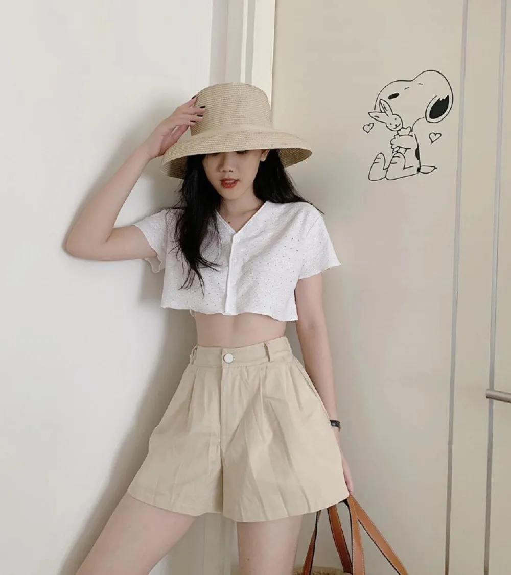 Mix áo croptop với quần short cạp cao phù hợp đi biển hoặc dạo phố