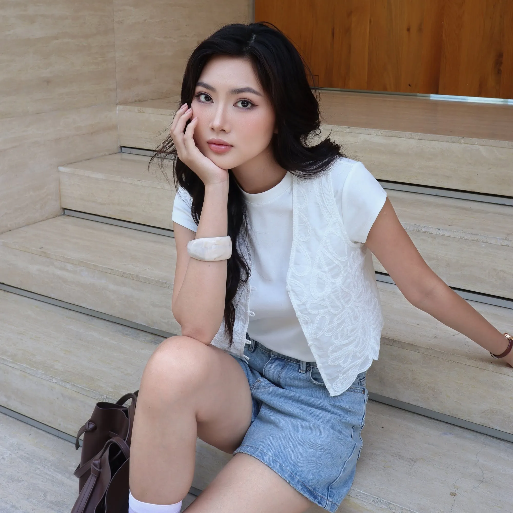 Áo thun trắng phối quần short jeans và vest ren tạo vẻ trẻ trung cho chuyến đi Cù Lao Chàm