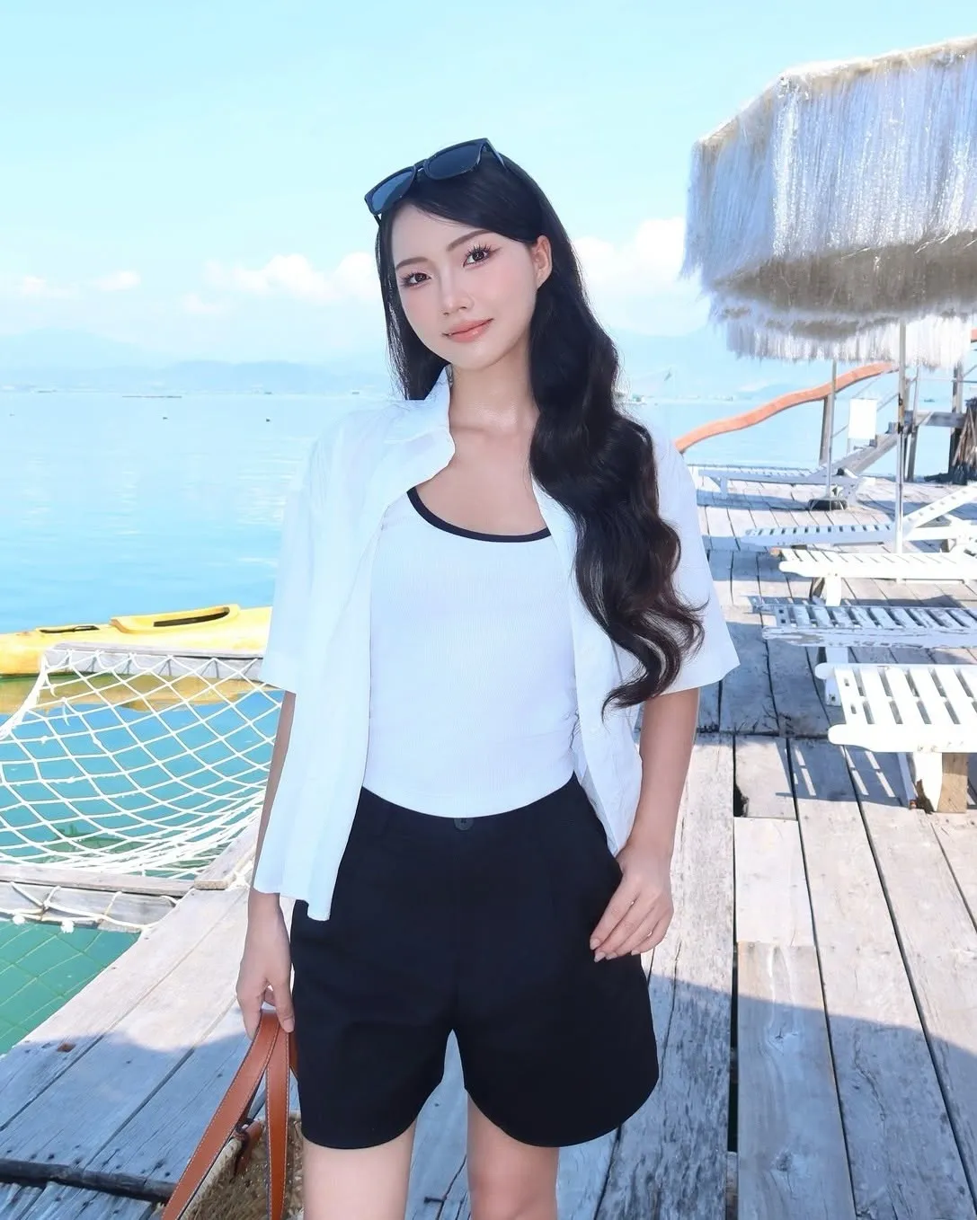 Tank top phối sơ mi trắng và quần short đen là công thức trẻ trung cho những ngày dạo biển Cù Lao Chàm