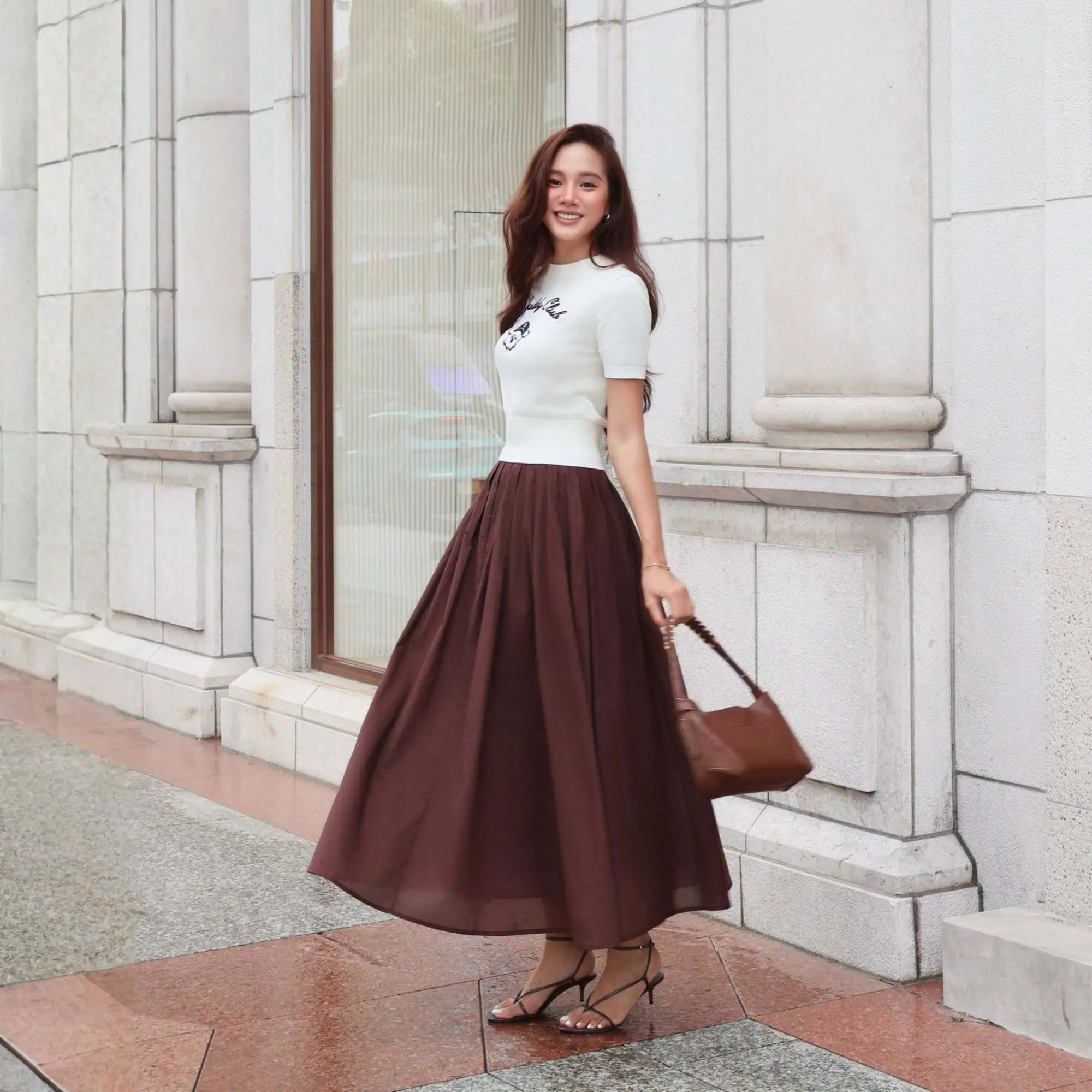 Dịu dàng, thanh lịch với dáng váy midi dài và áo len dệt kim