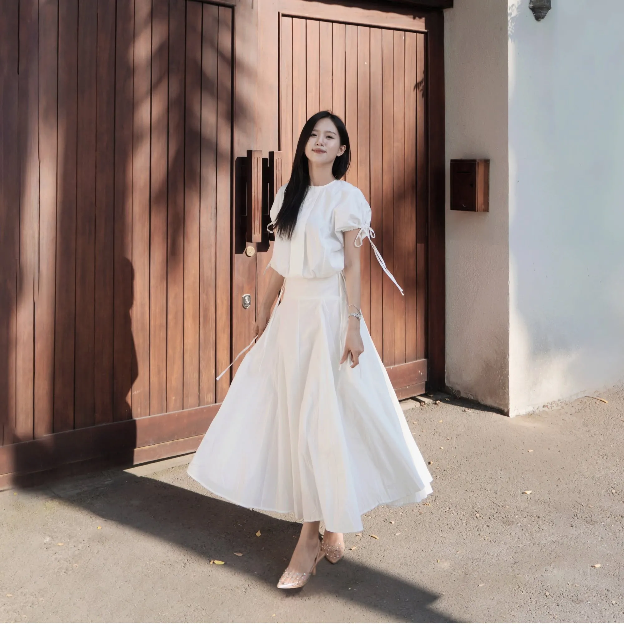 Trang phục kín đáo, thanh lịch tạo sự đồng điệu cùng kiến trúc cung đình tại Đại Nội Huế