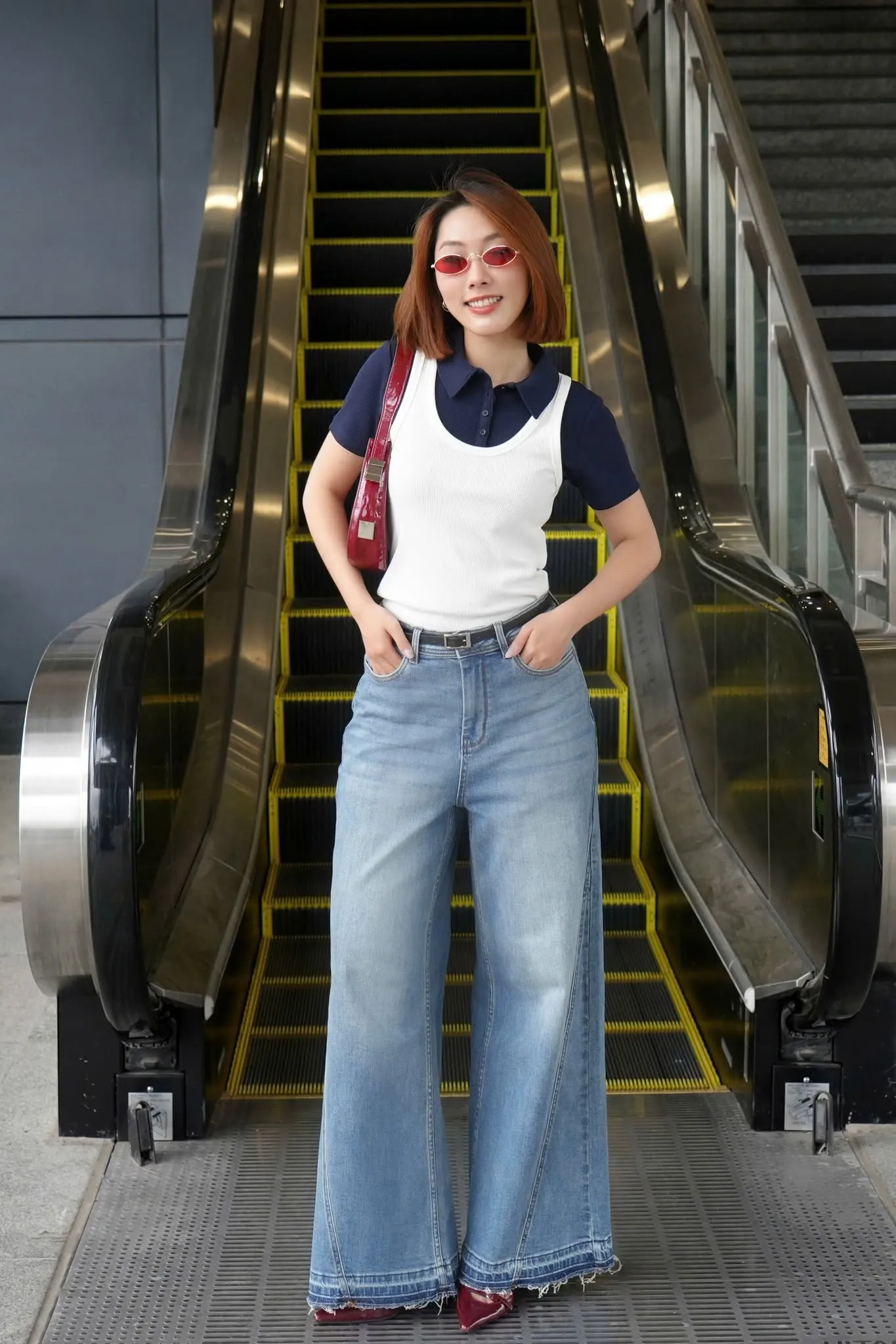 Outfit quần jean được ưu tiên khi du khách tham quan những công trình lăng tẩm cổ kính tại Huế