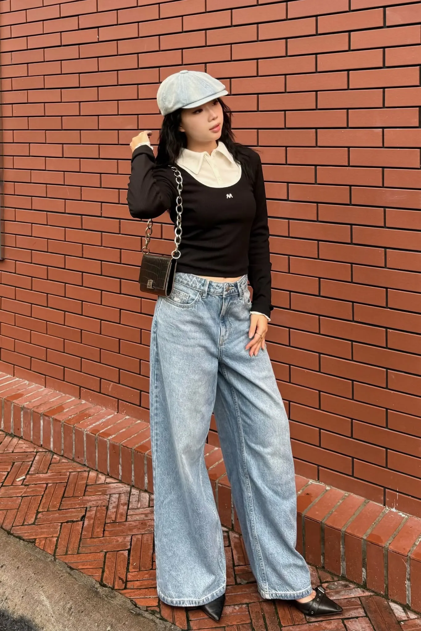 Outfit áo dài tay phối quần jeans ống rộng trẻ trung khi du lịch Măng Đen mùa mưa