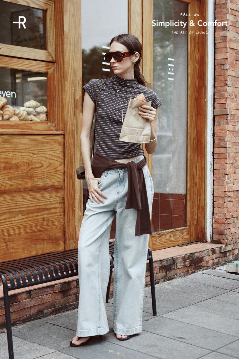 Áo cổ cao tay ngắn phối quần jeans ống rộng và cardigan trẻ trung cho những ngày khám phá Măng Đen mùa khô